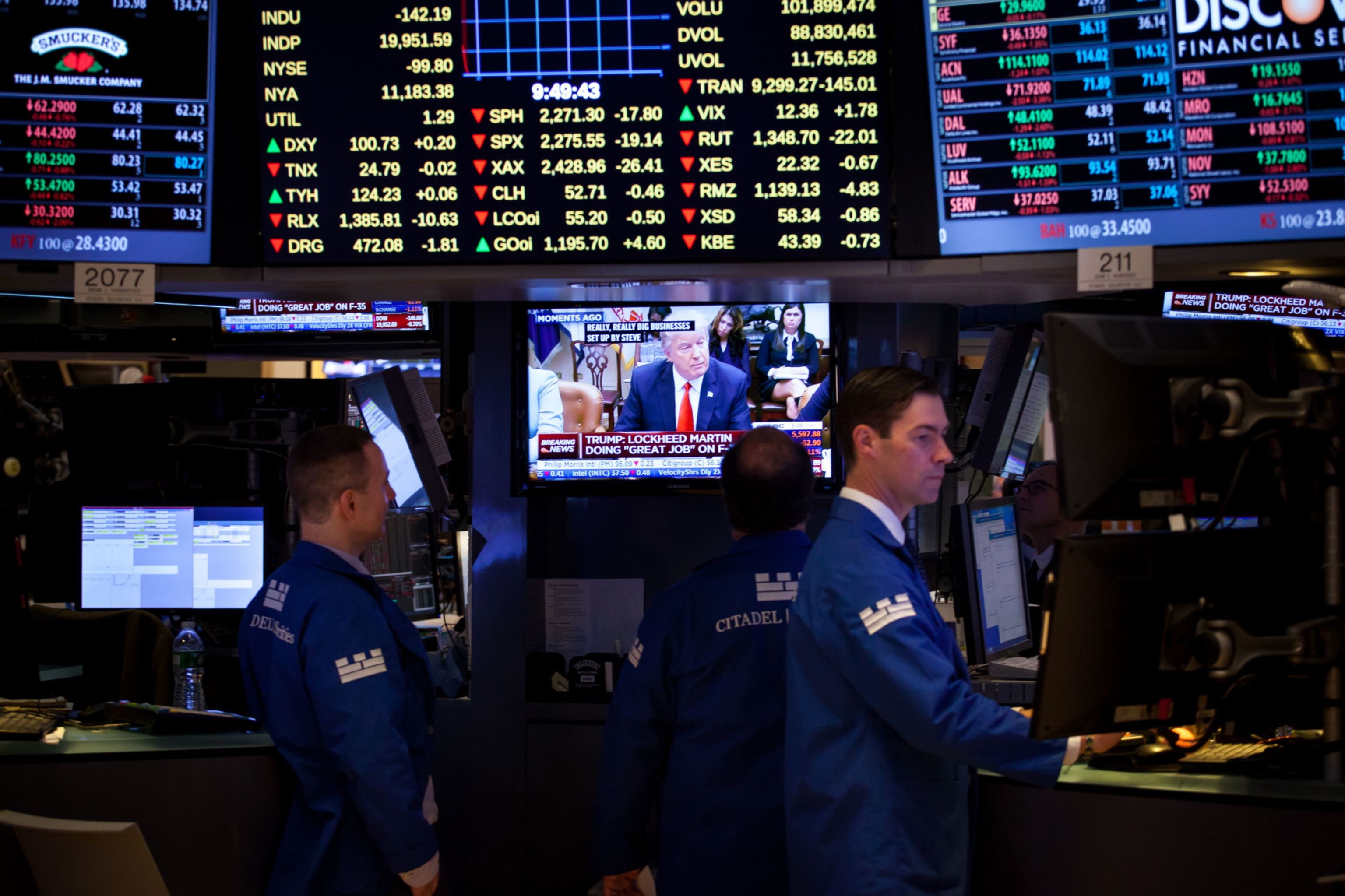 Traders trabajando en Wall Street