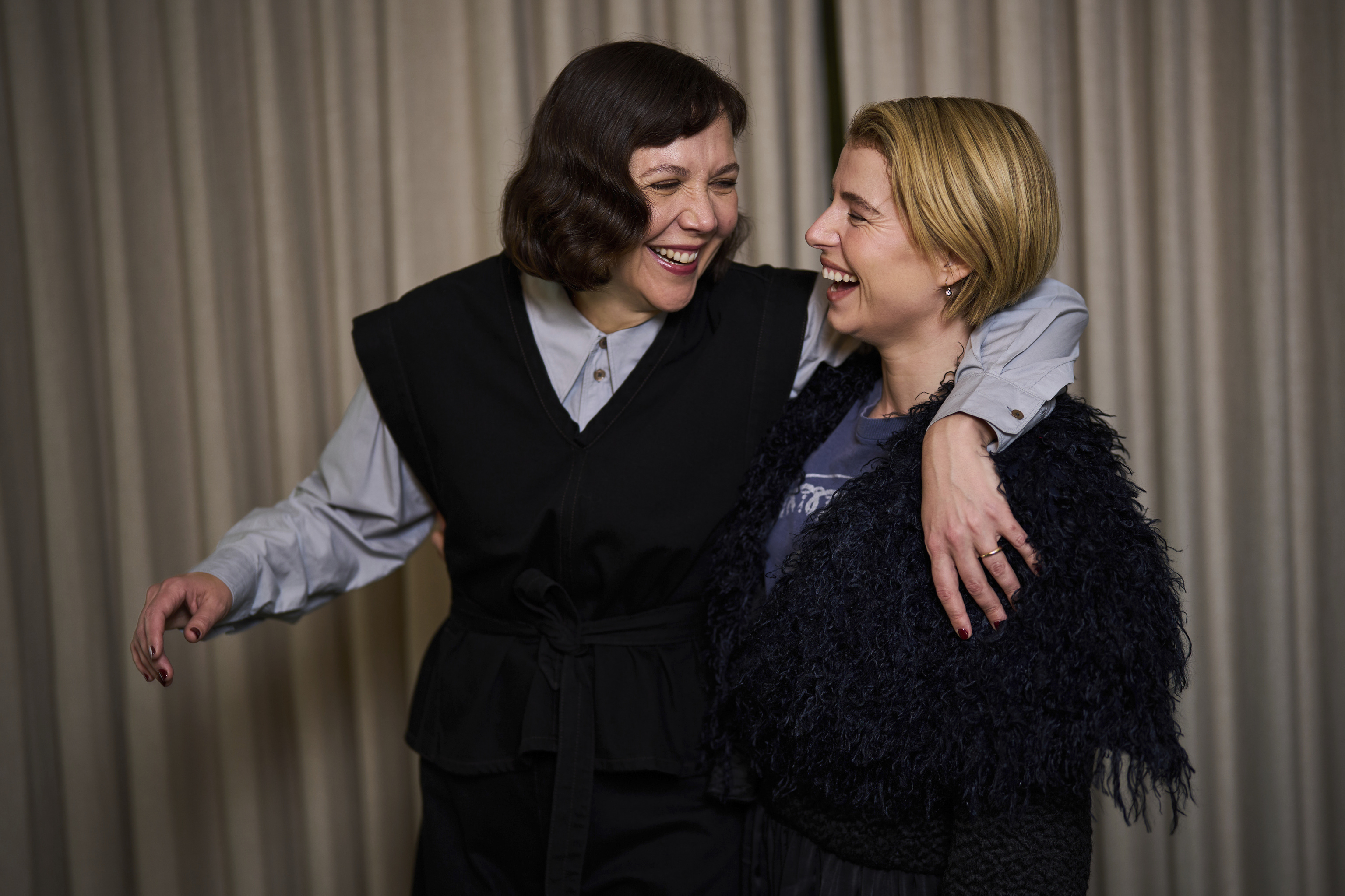 Maggie Gyllenhaal y Jessie Buckley, durante la promoci�n de '�La novia!.
