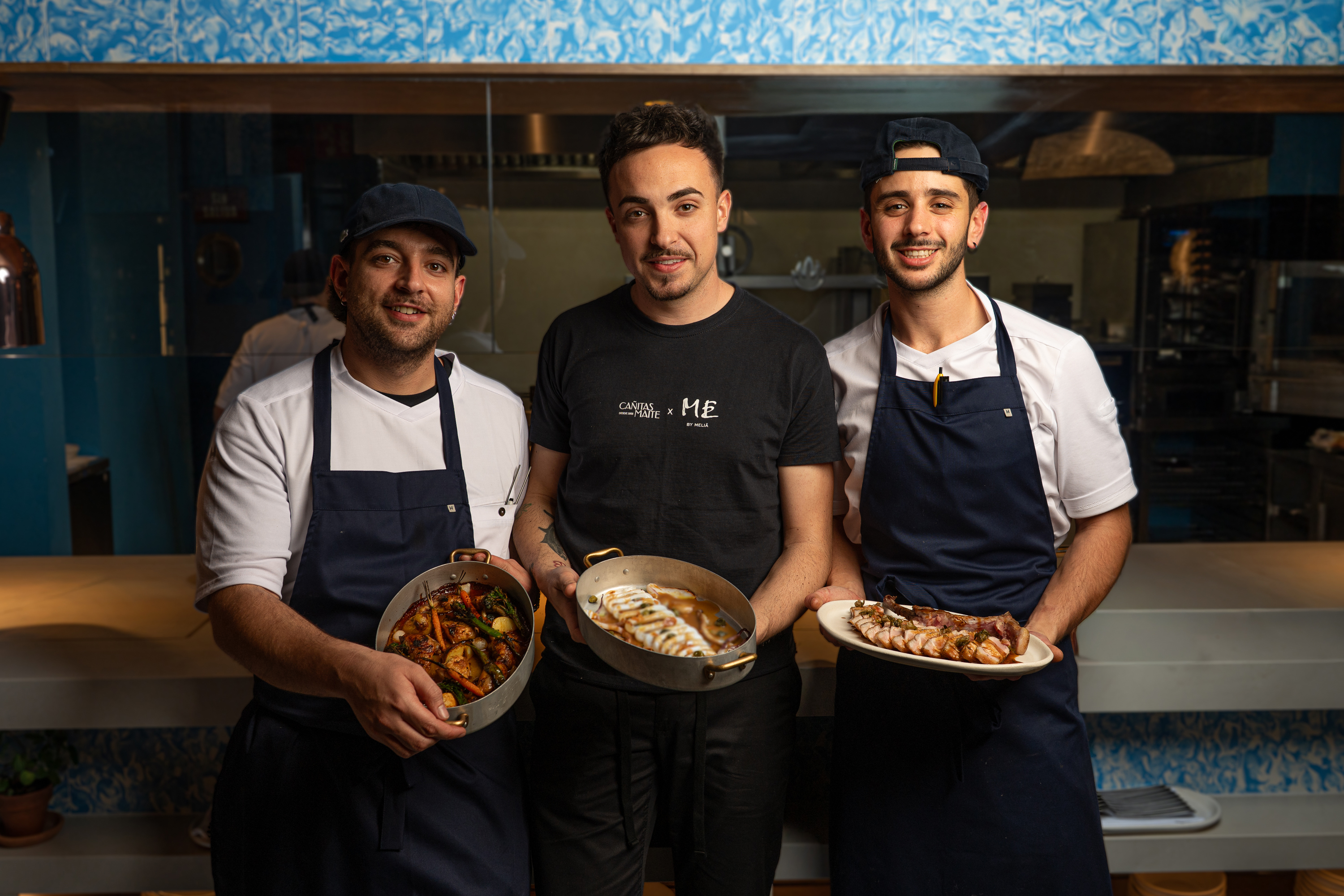 Juan Sahuquillo, en el centro, con dos personas del equipo de cocina.