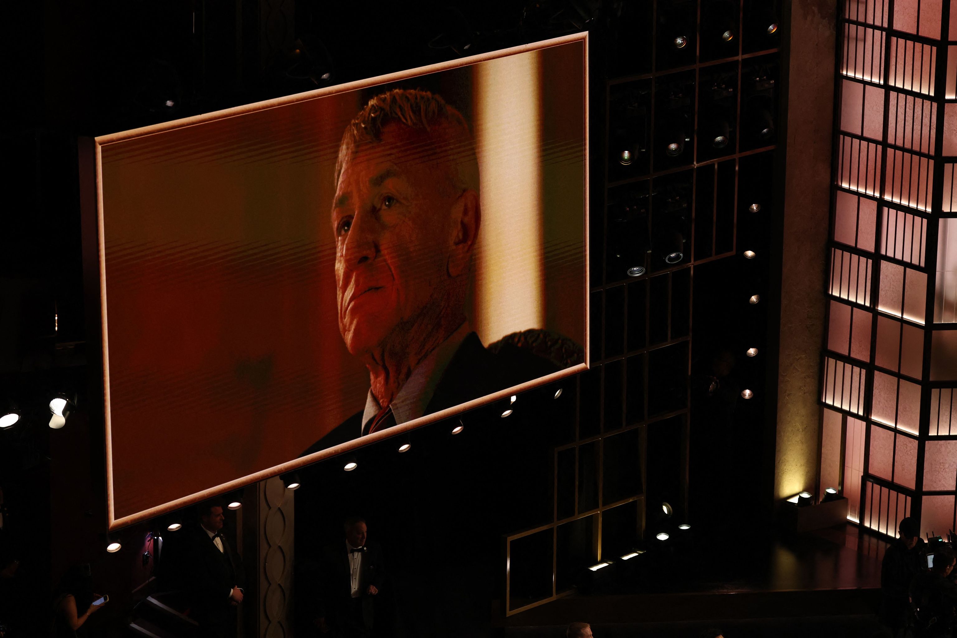 Sean Penn, en la pantalla del escenario, tras no recoger el Oscar