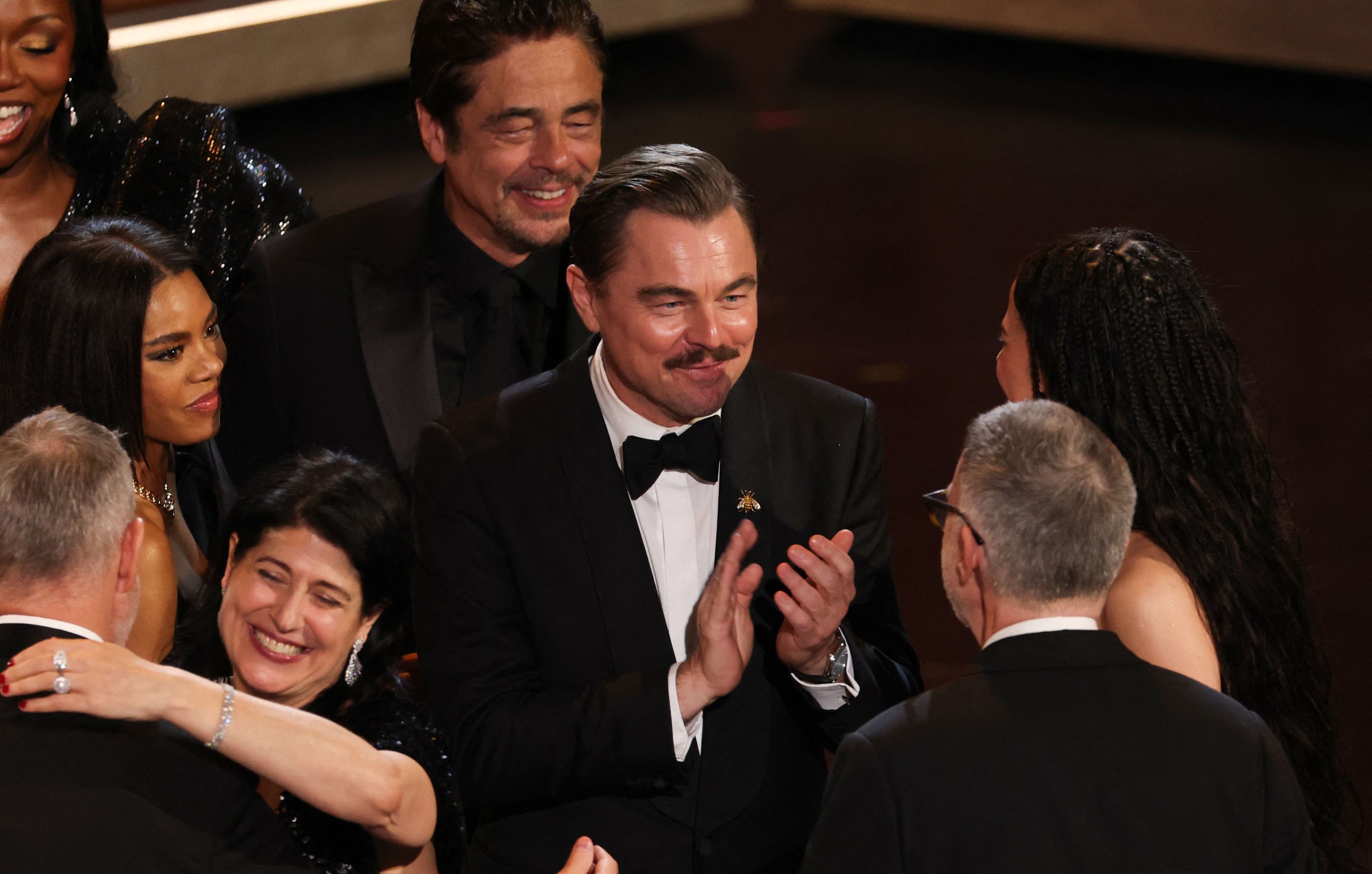 El reparto y equipo de Una batalla tras otra celebra su victoria en la gala de los Oscar 2026