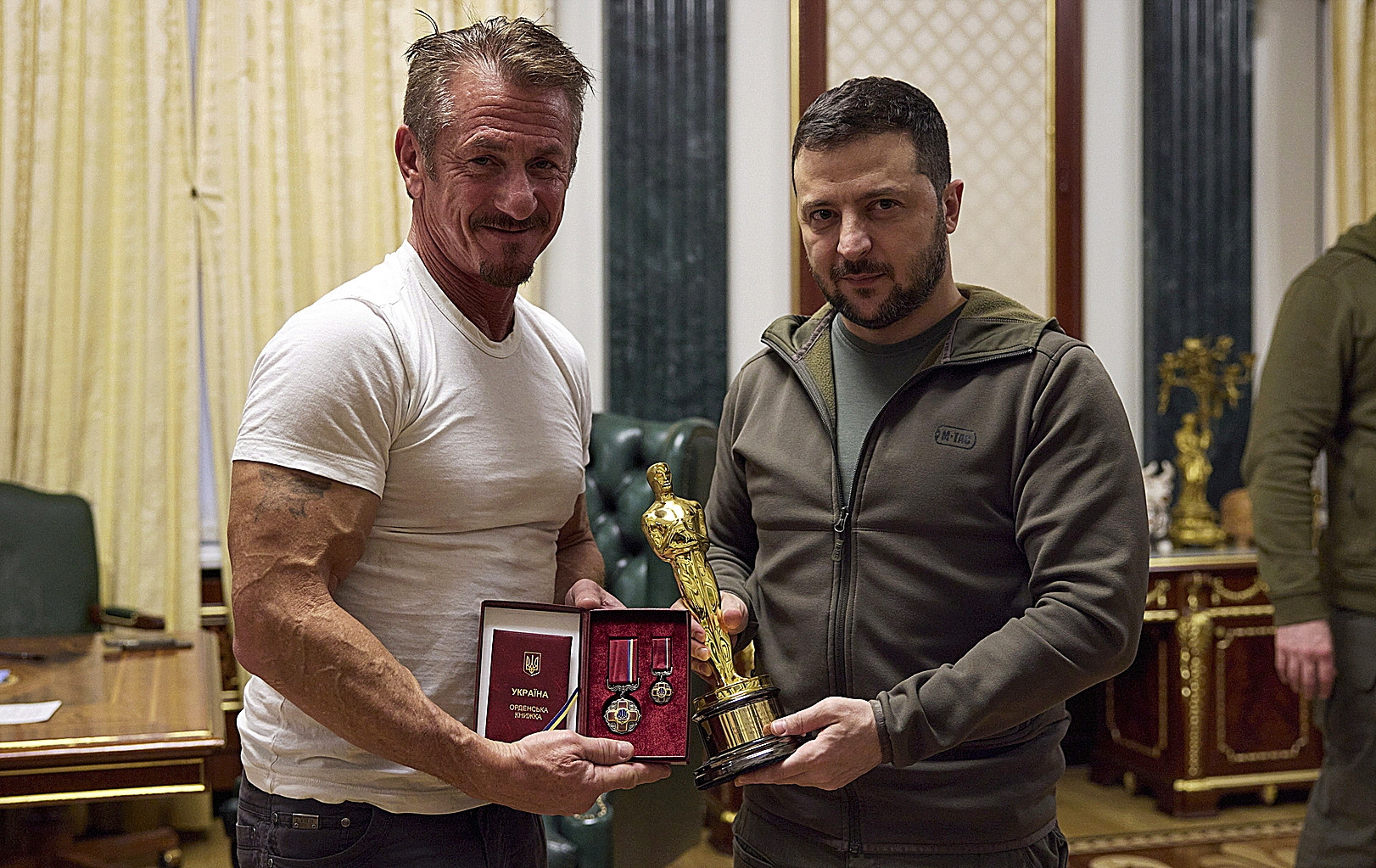Sean Penn junto a Volodimir Zelenski en 2022.