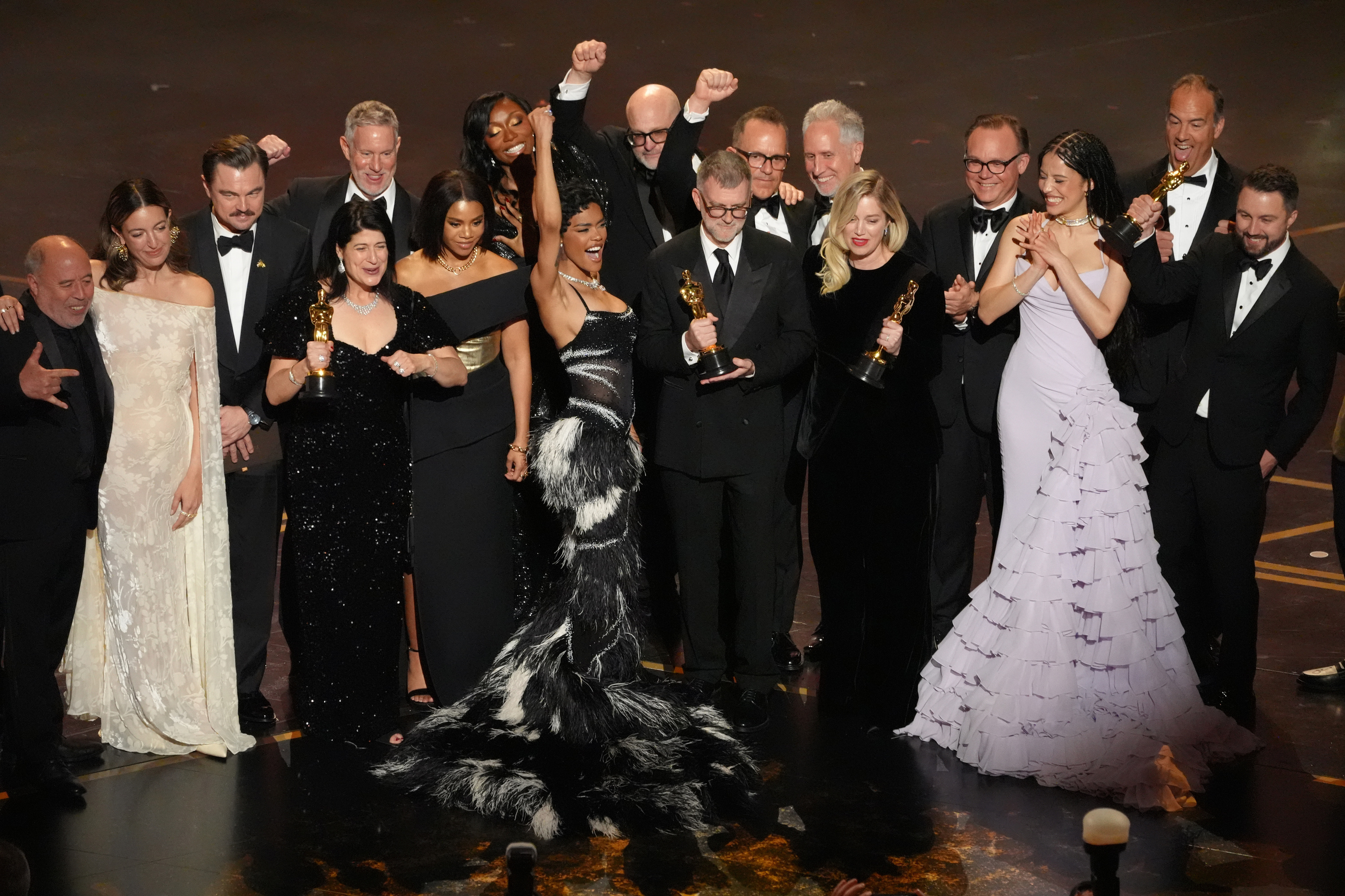 El equipo de Una batalla tras otra celebra el triunfo con Paul Thomas Anderson al frente.