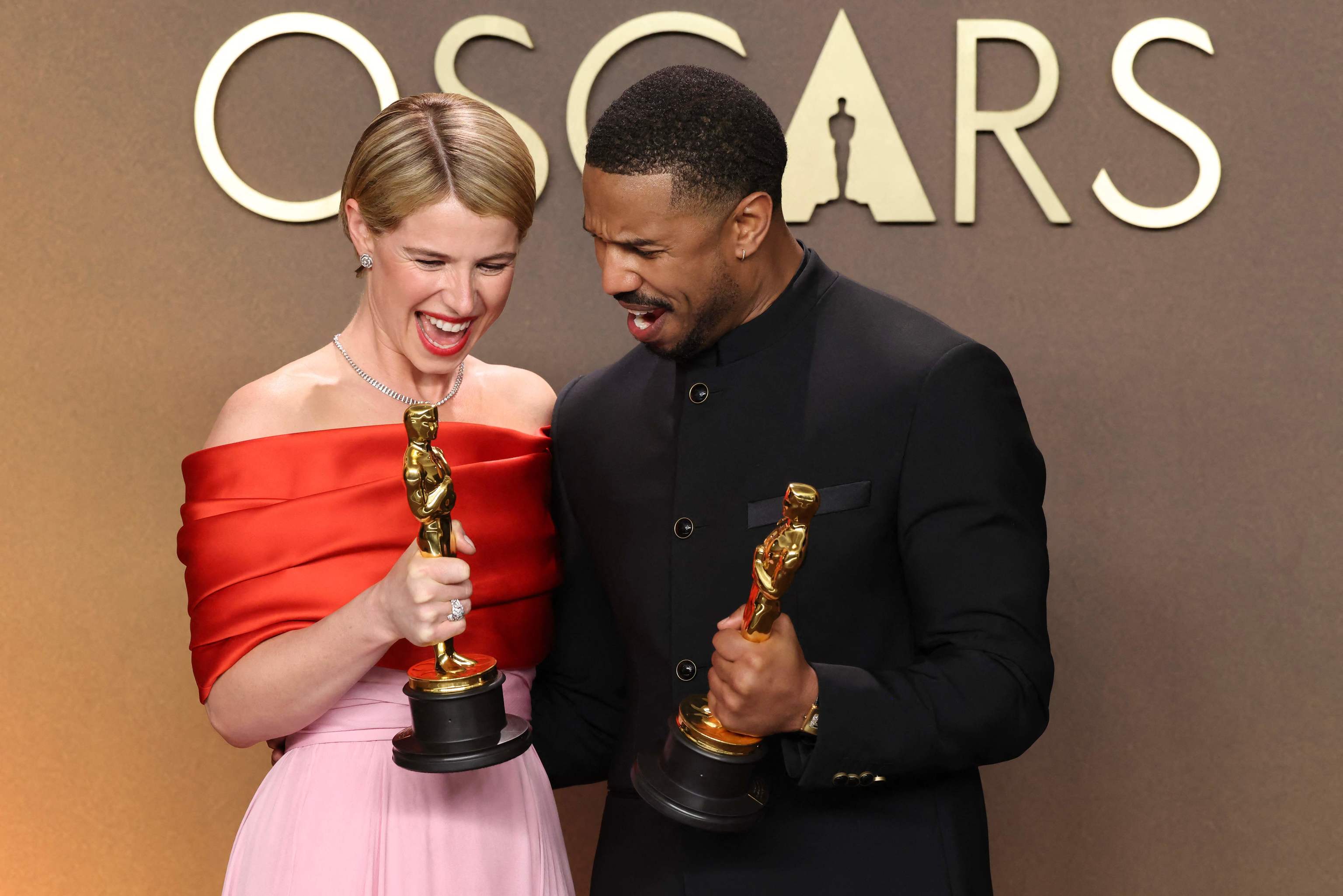 Michael B. Jordan y Jessie Buckley, con sus dos premios Oscar