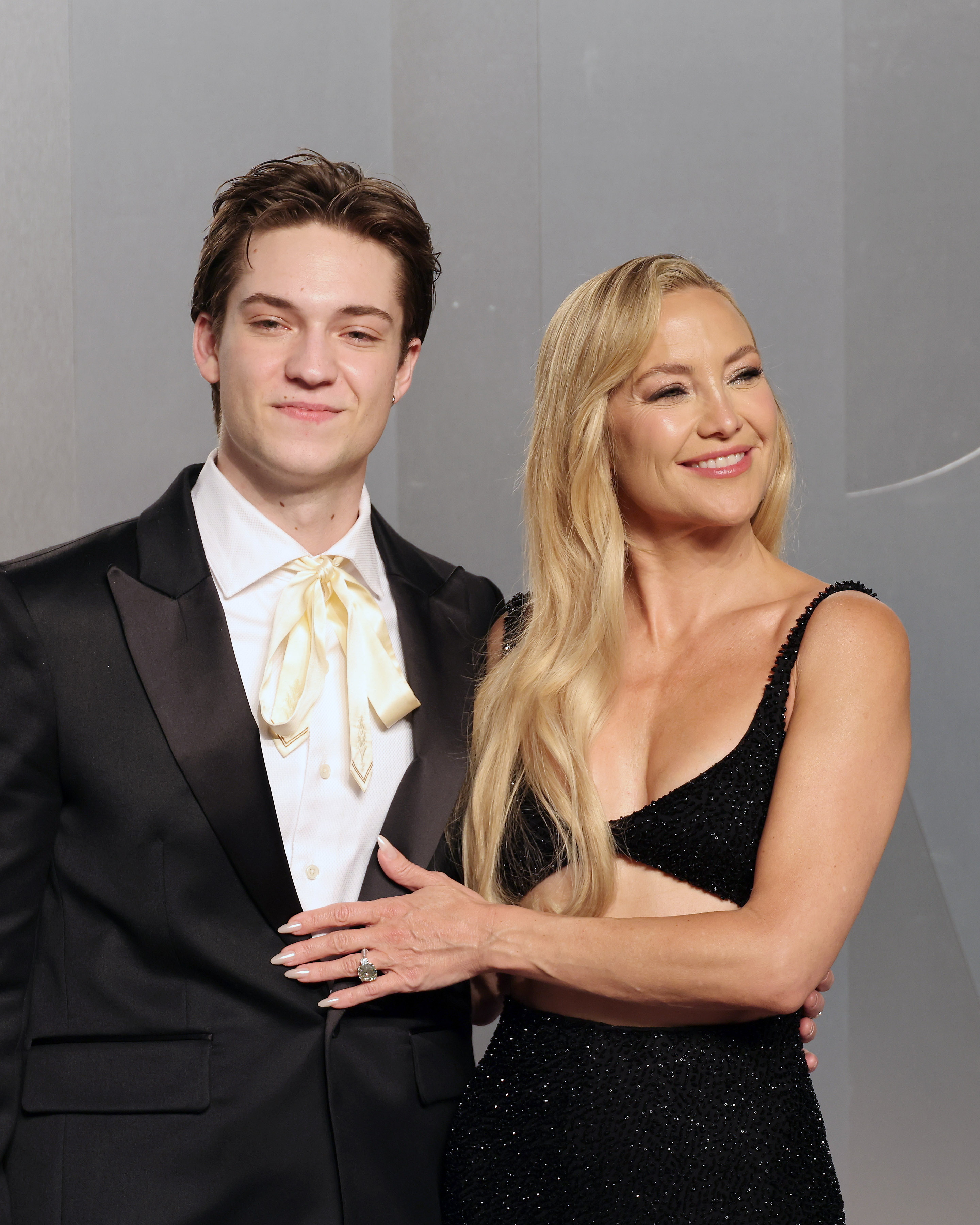 Kate Hudson y su hijo, Ryder Robinson, a su llegada a la fiesta de Vanity Fair celebrada tras la gala de los Oscar.