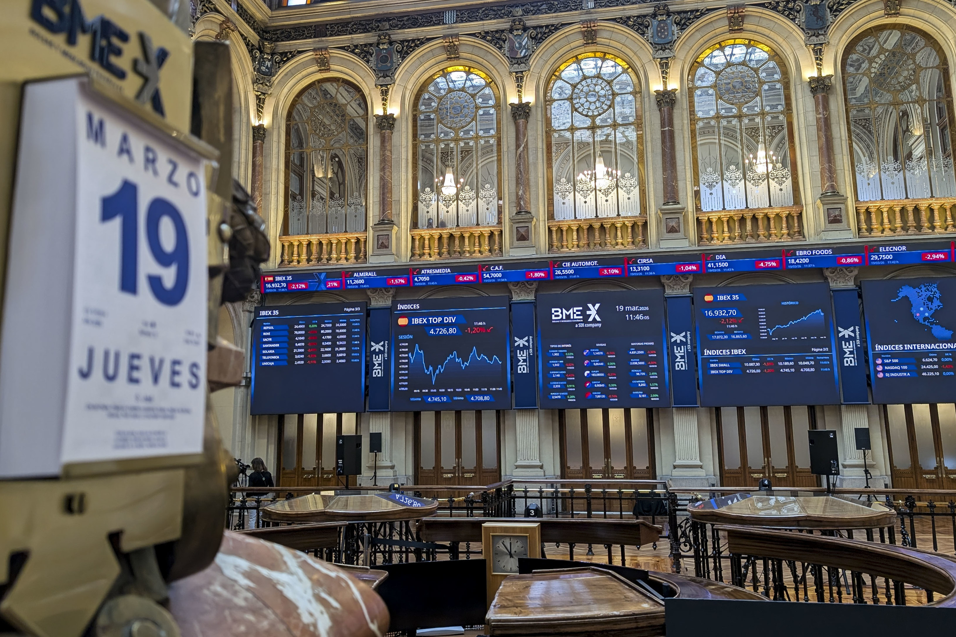 Calendario en la parte central del parqu� de la Bolsa de Madrid el pasado 19 de marzo, d�a en el que el precio del barril de petr�leo lleg� a rozar los 117 d�lares.