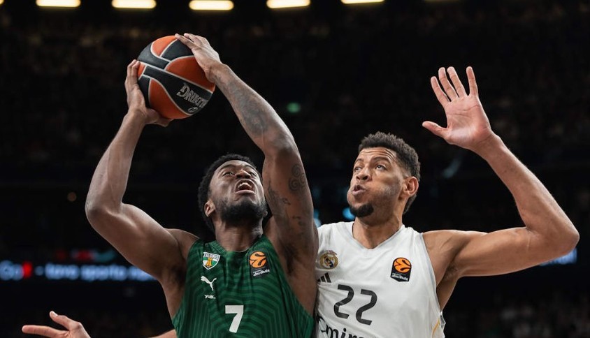 Moses Wright y Tavares, durante el partido en Kaunas.
