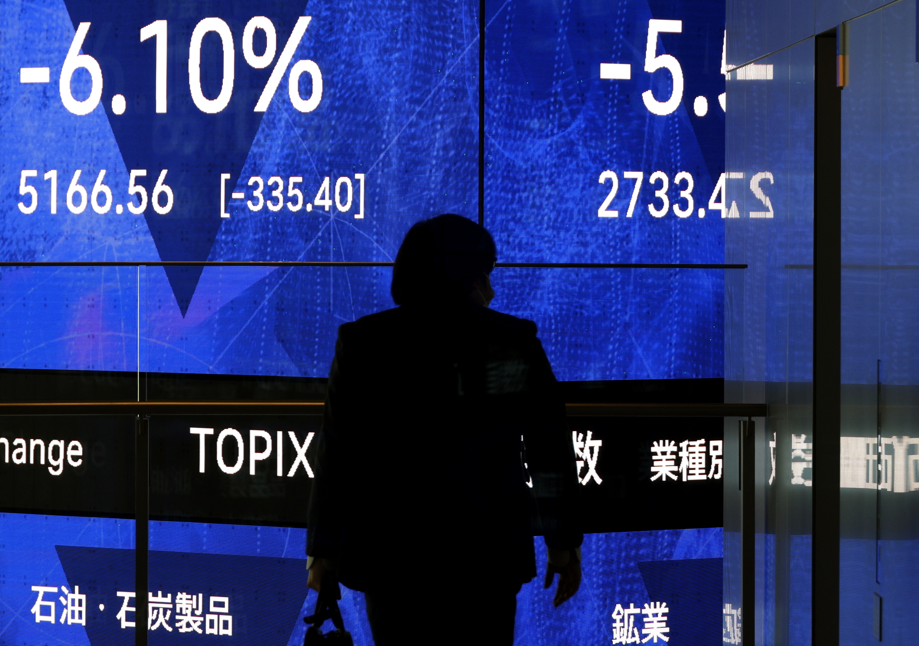 Un trader enfrente de las pantallas de la Bolsa de Tokio que reflejaba la cotizaci�n del Nikkei esta madrugada en Europa.