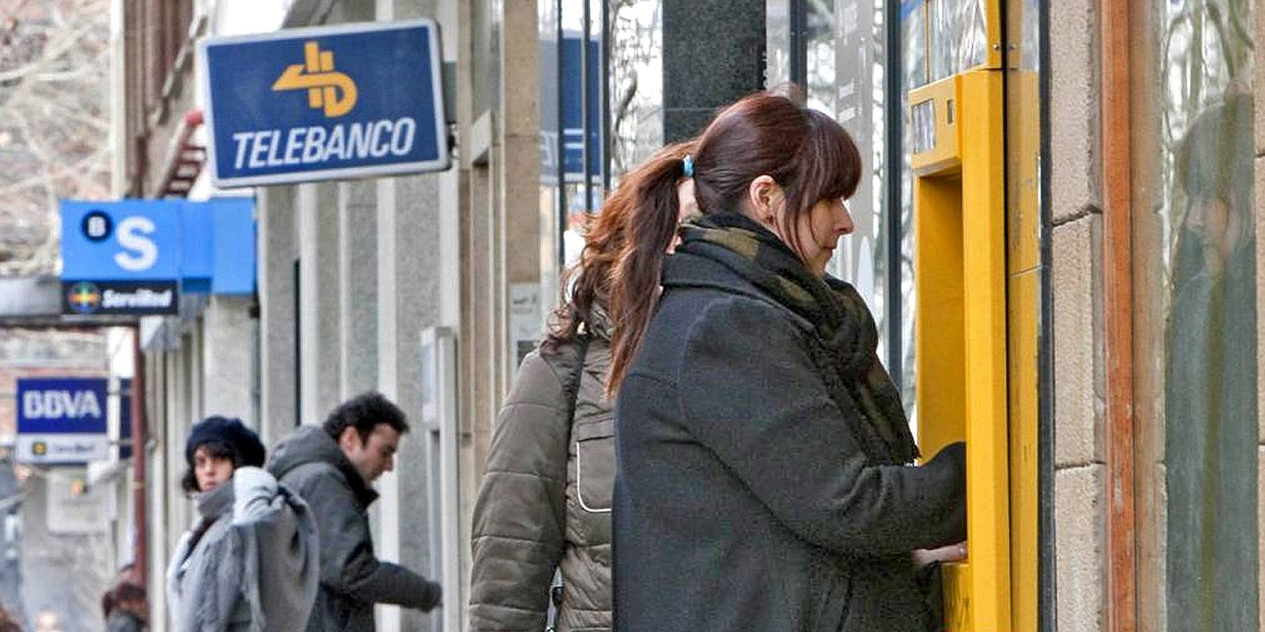Varias sucursales bancarias en una calle.