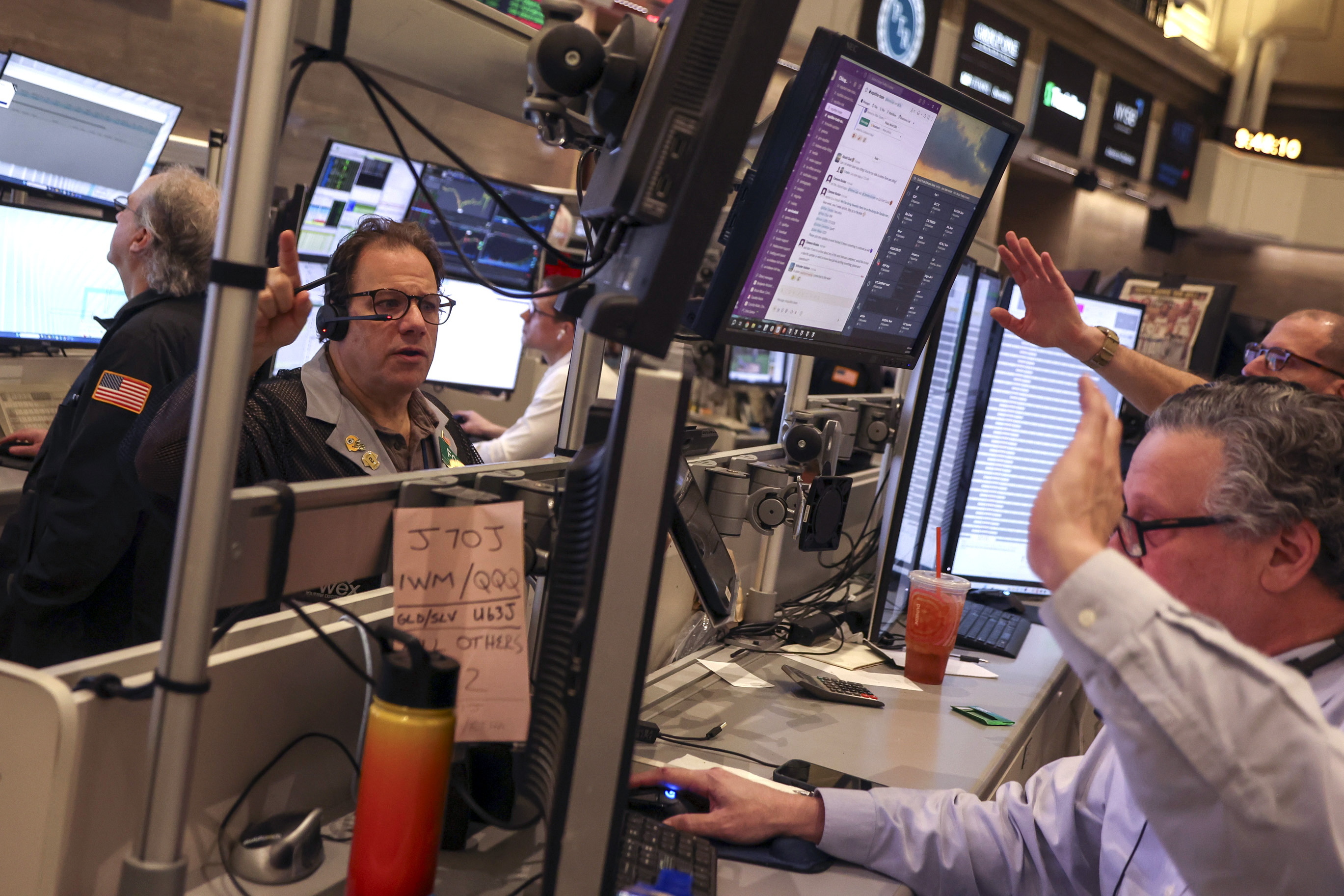 Traders trabajan sobre el parqu� de la Bolsa de Nueva York, en EEUU, este lunes.