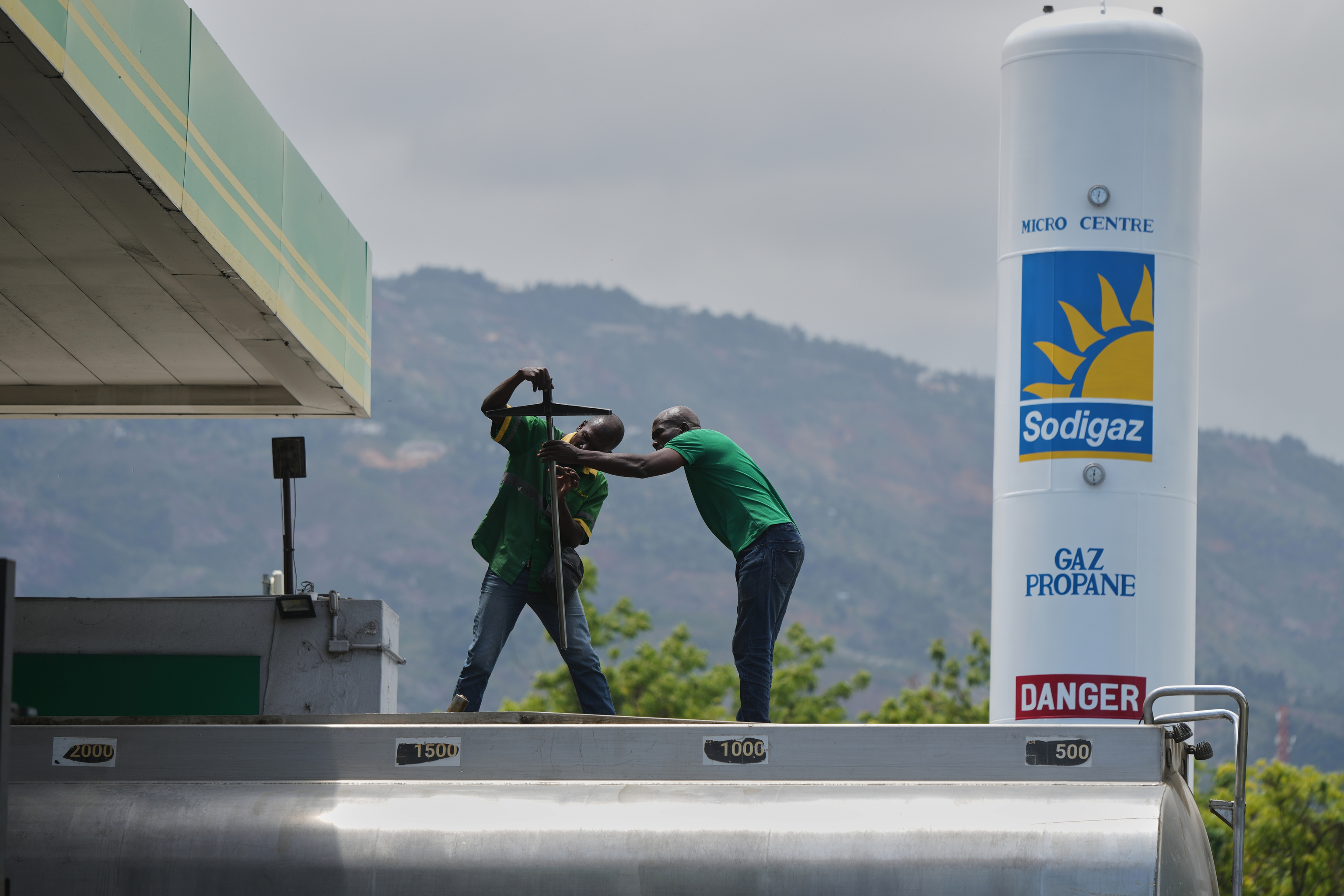 Empleados de gasolinera se preparan para llenar un tanque de combustible en Puerto Pr�ncipe, Hait�, el martes 7 de abril de 2026.