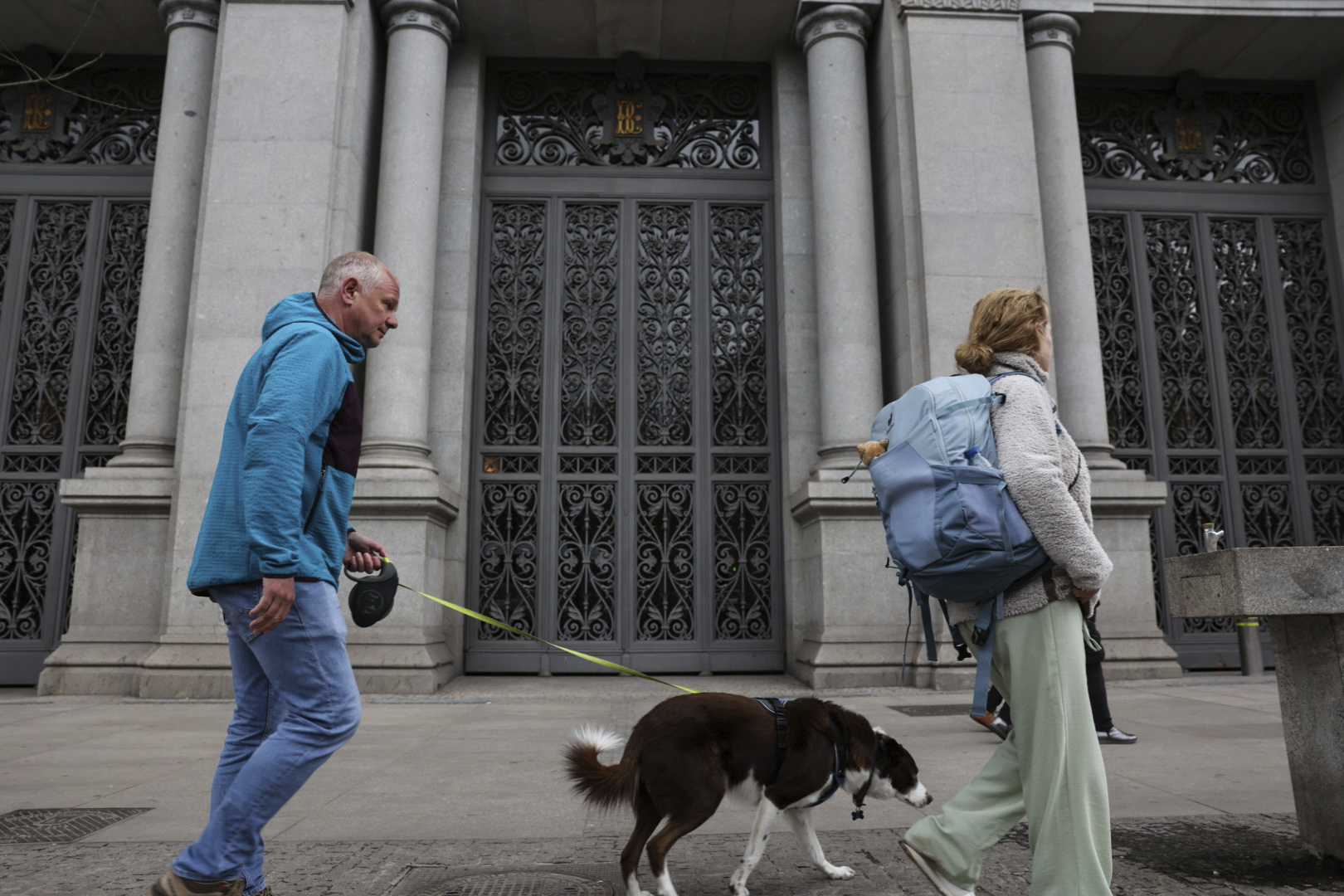 Una familia pasea por delante de la sede del Banco de Espa�a en Madrid.