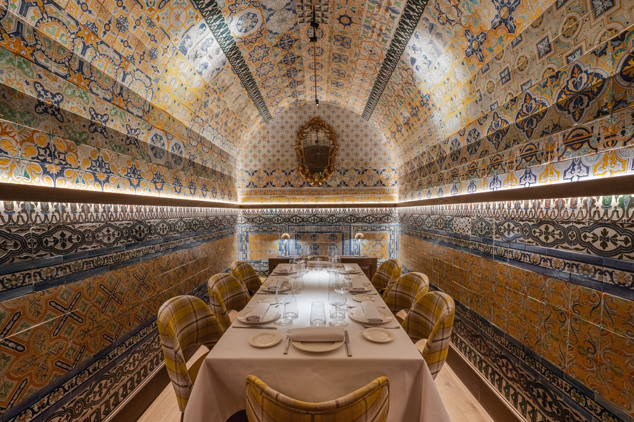 El s�tano hecho reservado de Los Gabrieles, rematado con los famosos azulejos.