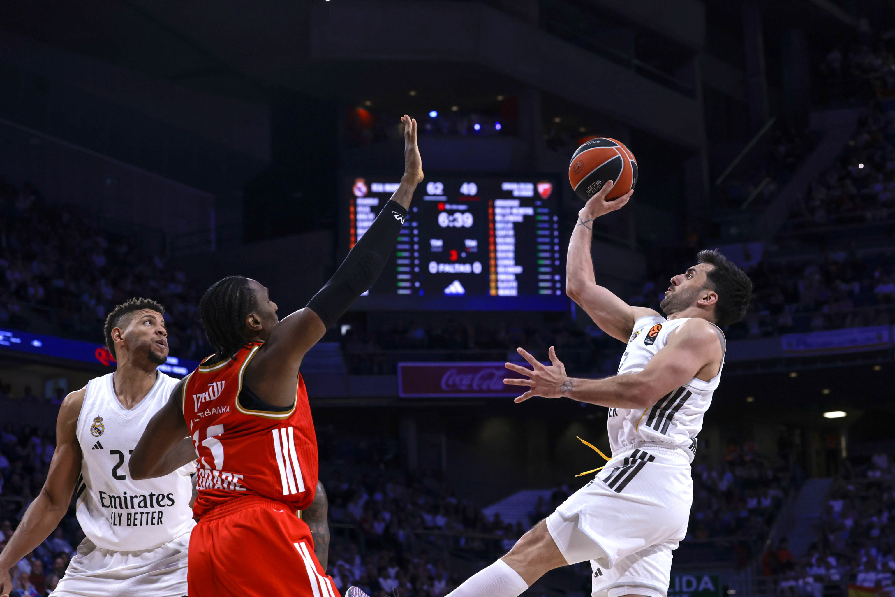 Campazzo lanza ante la defensa del Estrella Roja.