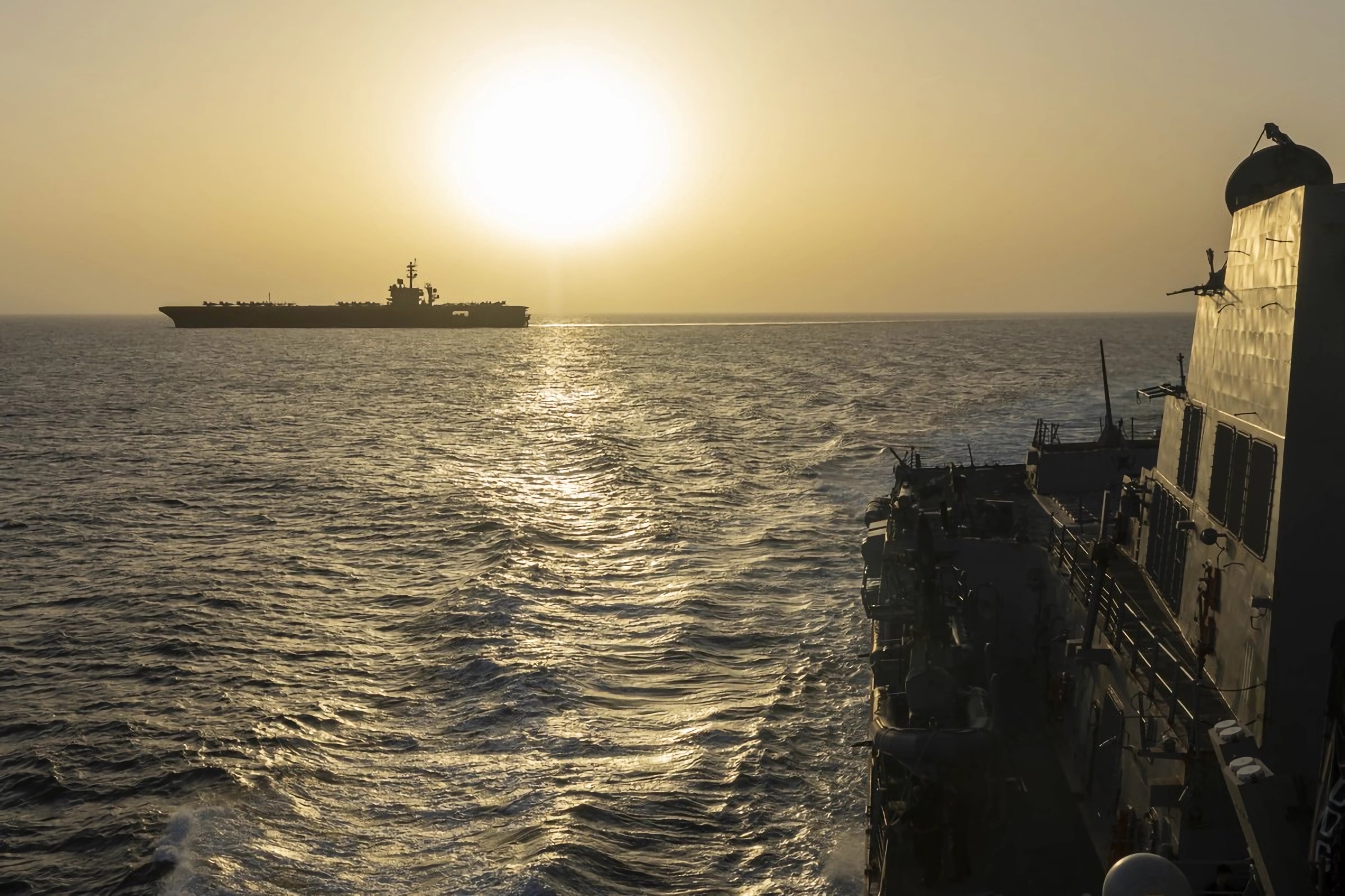 Fotograf�a tomada de la cuenta oficial en X del Comando Central de Estados Unidos @CENTCOM donde se muestra el buque USS Abraham Lincoln (CVN 72) transitando por el mar Ar�bigo.