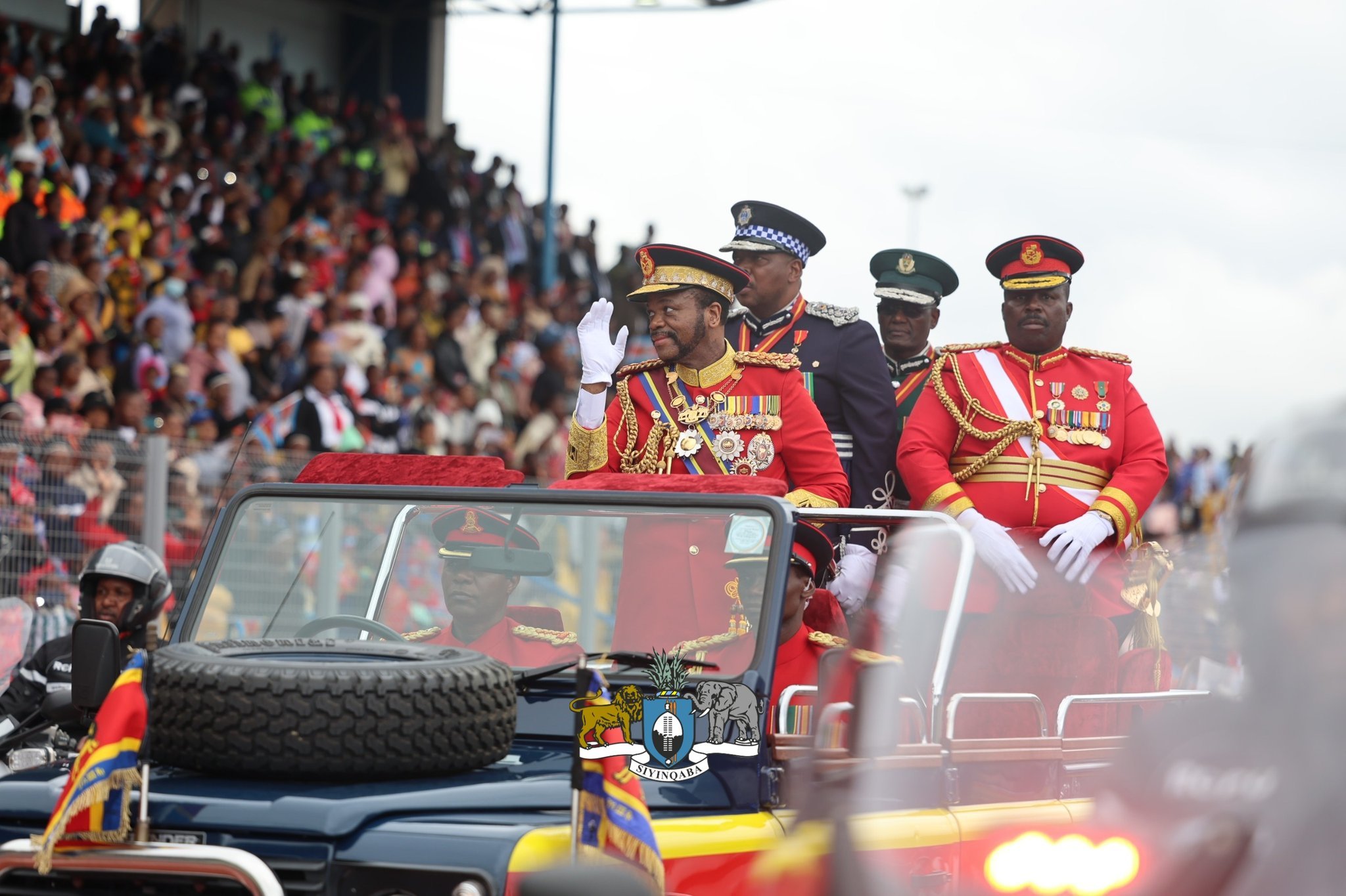 El rey Mswati, a su llegada al estadio.