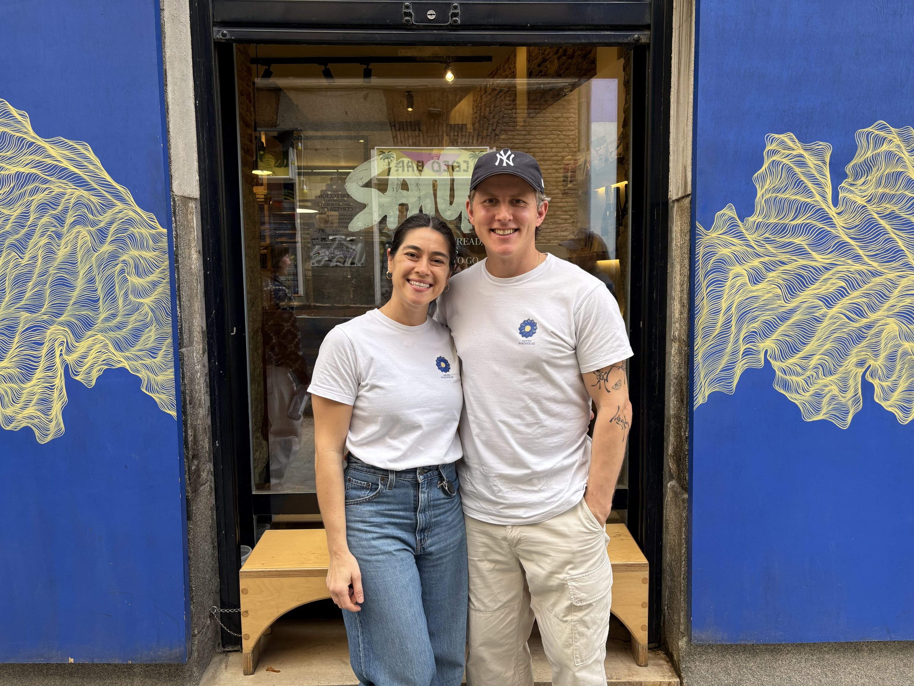 George Kallias y Valerie Hassan en la puerta de su obrador Santo Bakehouse.