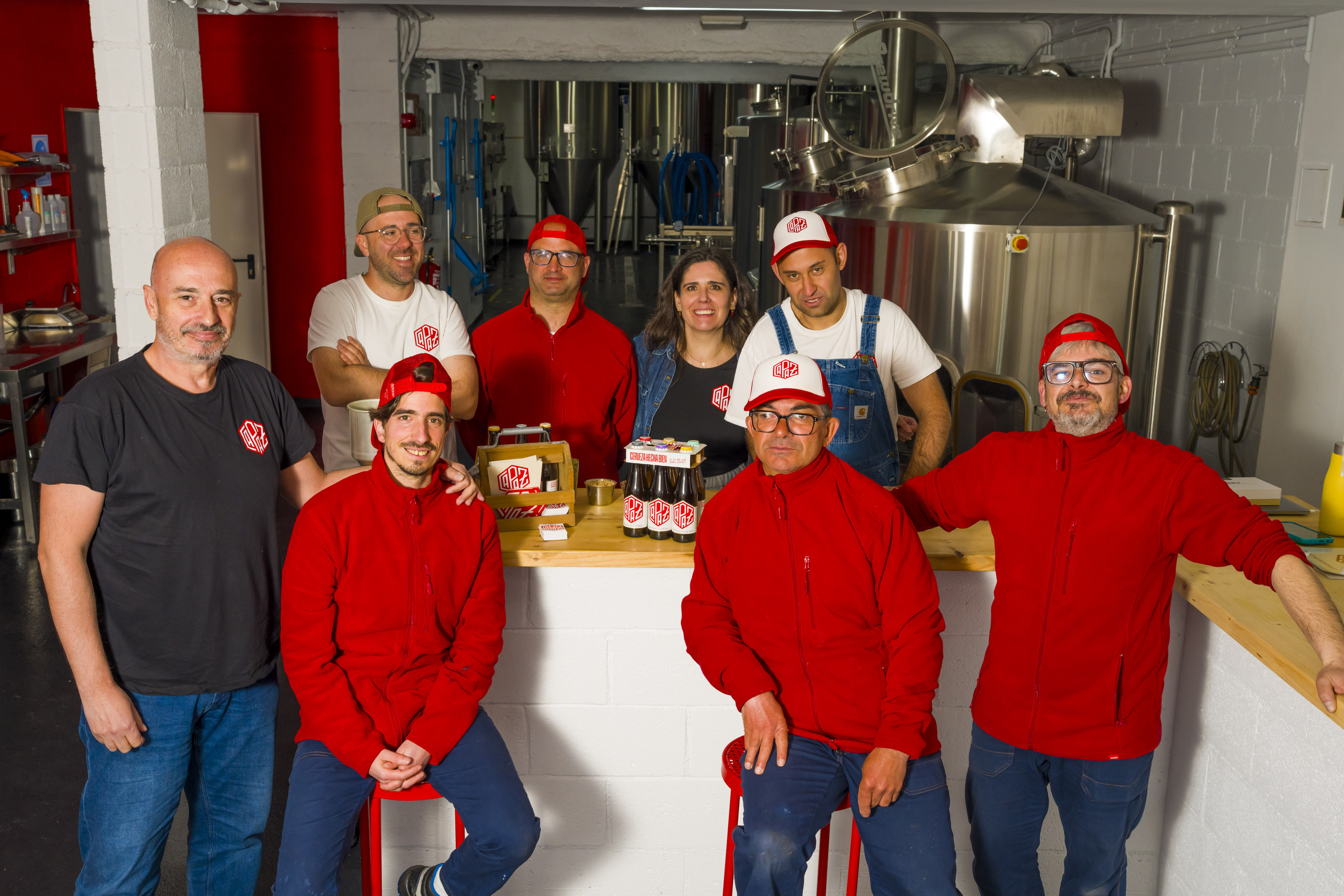 Carlos, Juan, Piriz y �ngel (en primera fila), junto a Jaime, Ra�l, Andrea y Emilio, son parte de los trabajadores que hacen posible la cerveza Capaz.
