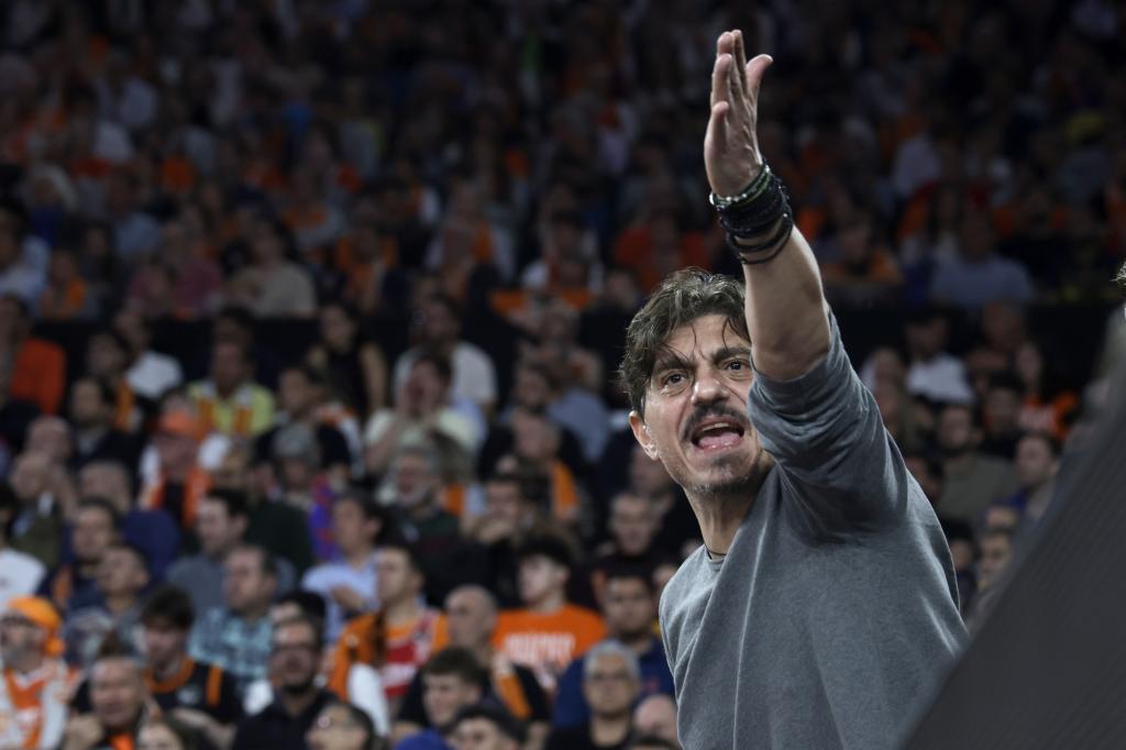 El propietario de Panathinaikos Dimitris Giannakopoulos, durante el partido del pasado martes en Valencia