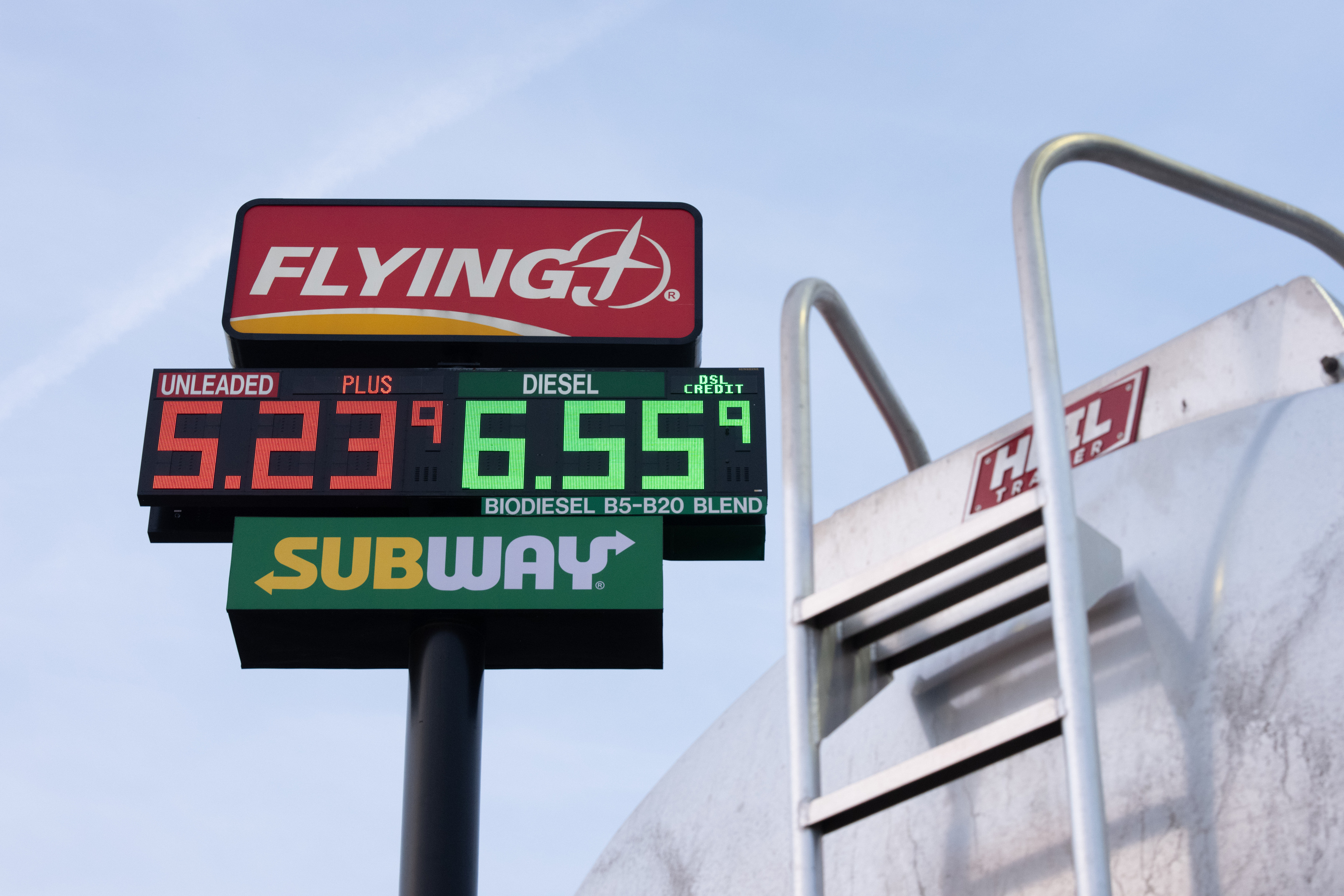 Precios de la gasolina cerca de un veh�culo que transporta combustible en una gasoliner�a, el martes 7 de abril de are 2026, en Aurora, Oregon.