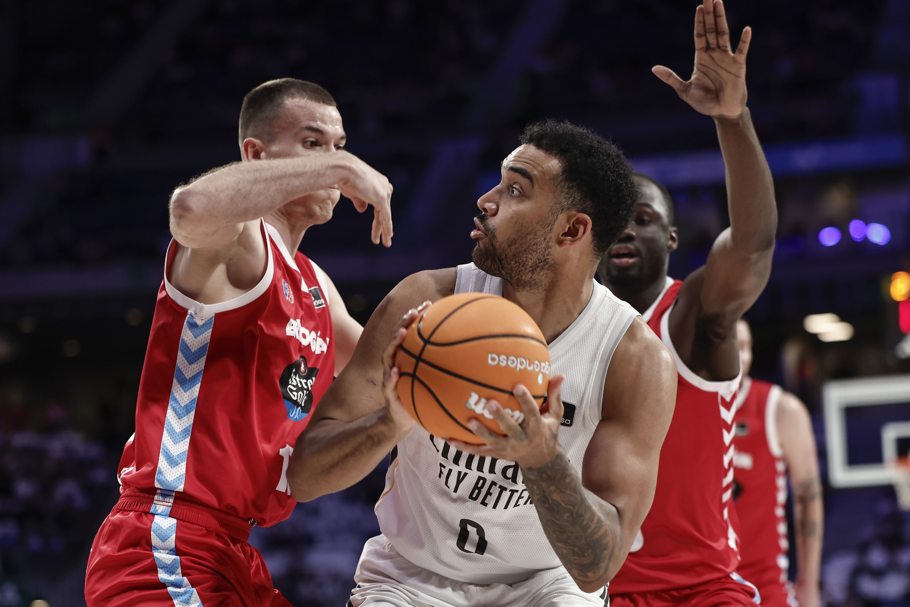 Trey Lyles, ante dos defensores del Breog�n, en el Palacio.