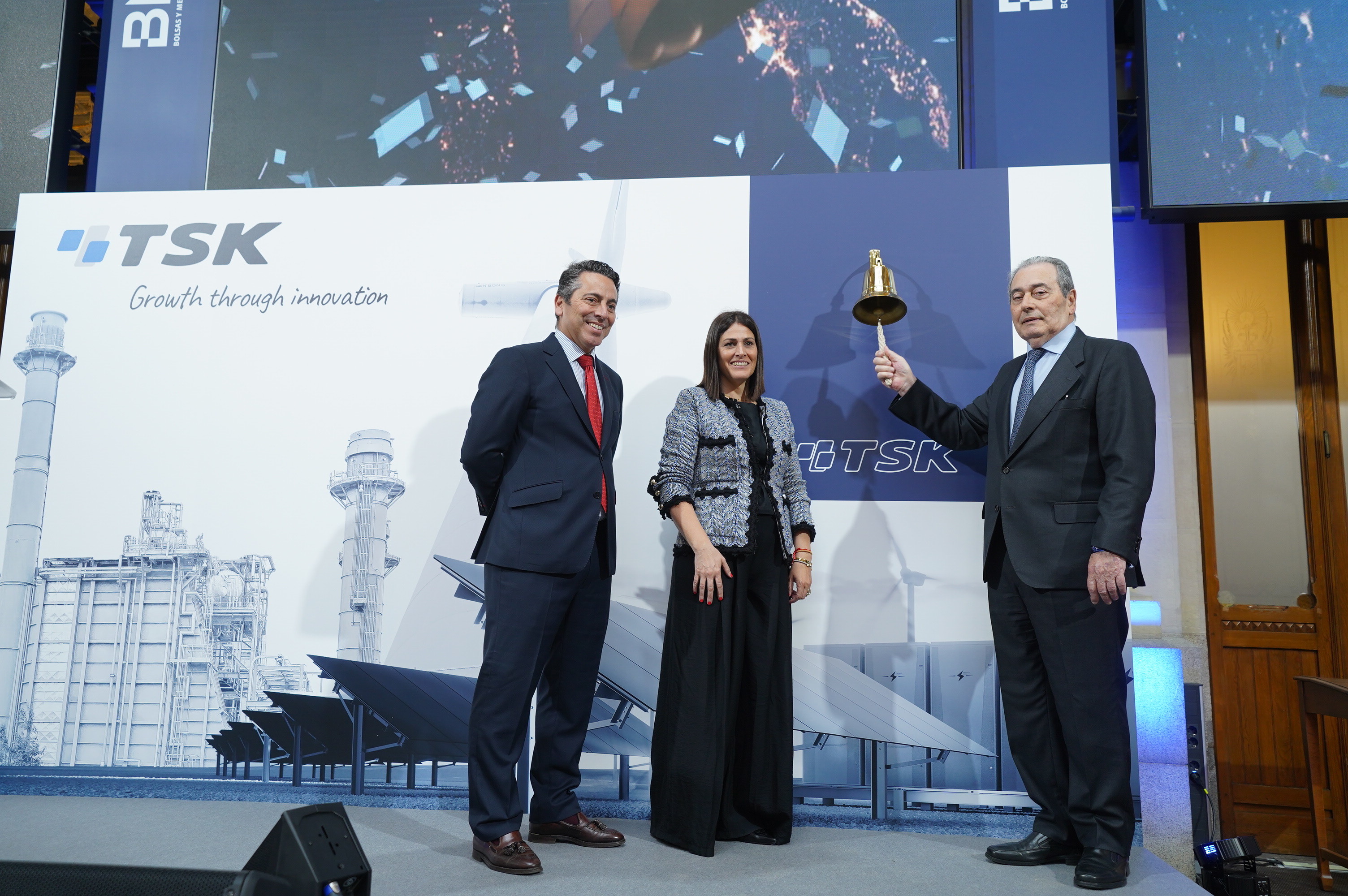 A la derecha, Sabino Garc�a Vallina, presidente de TSK, junto a sus hijos, Beatriz y Joaqu�n Garc�a Rico, vicepresidenta ejecutiva y CEO del grupo, en el toque de campana en la Bolsa de Madrid el 13 de mayo de 2026.