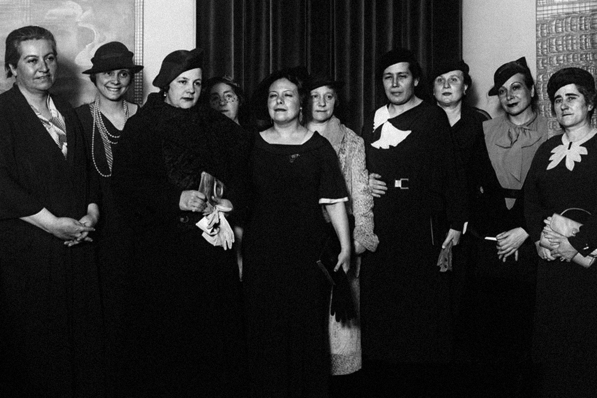 Conferencia de la escritora Palma Guill�n en el Lyceum Club con la asistencia de Margarita Xirg�, Mar�a de Maetzu y Clara Campoamor.