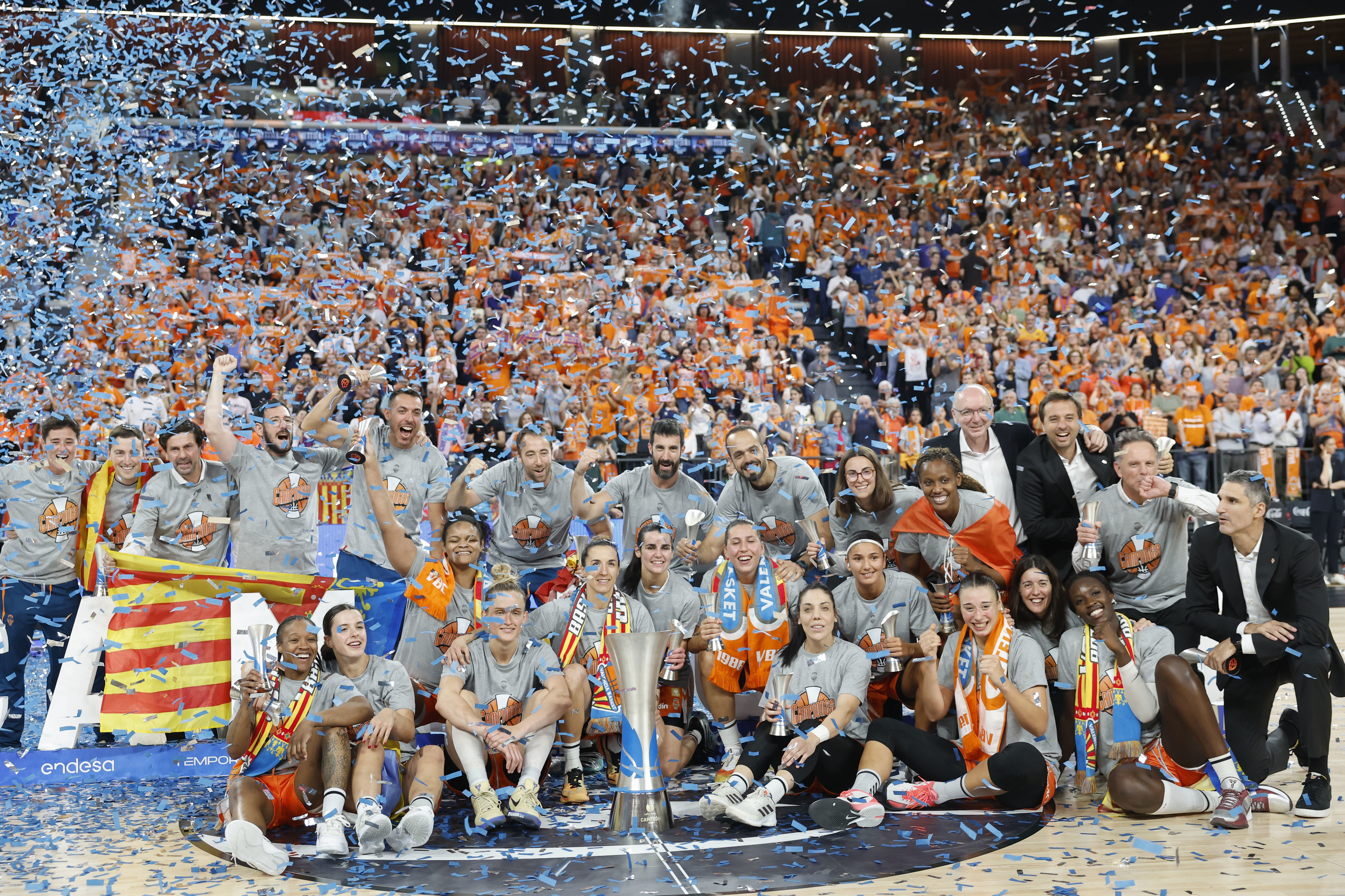 Valencia Basket posa con el trofeo de campeonas de Liga.