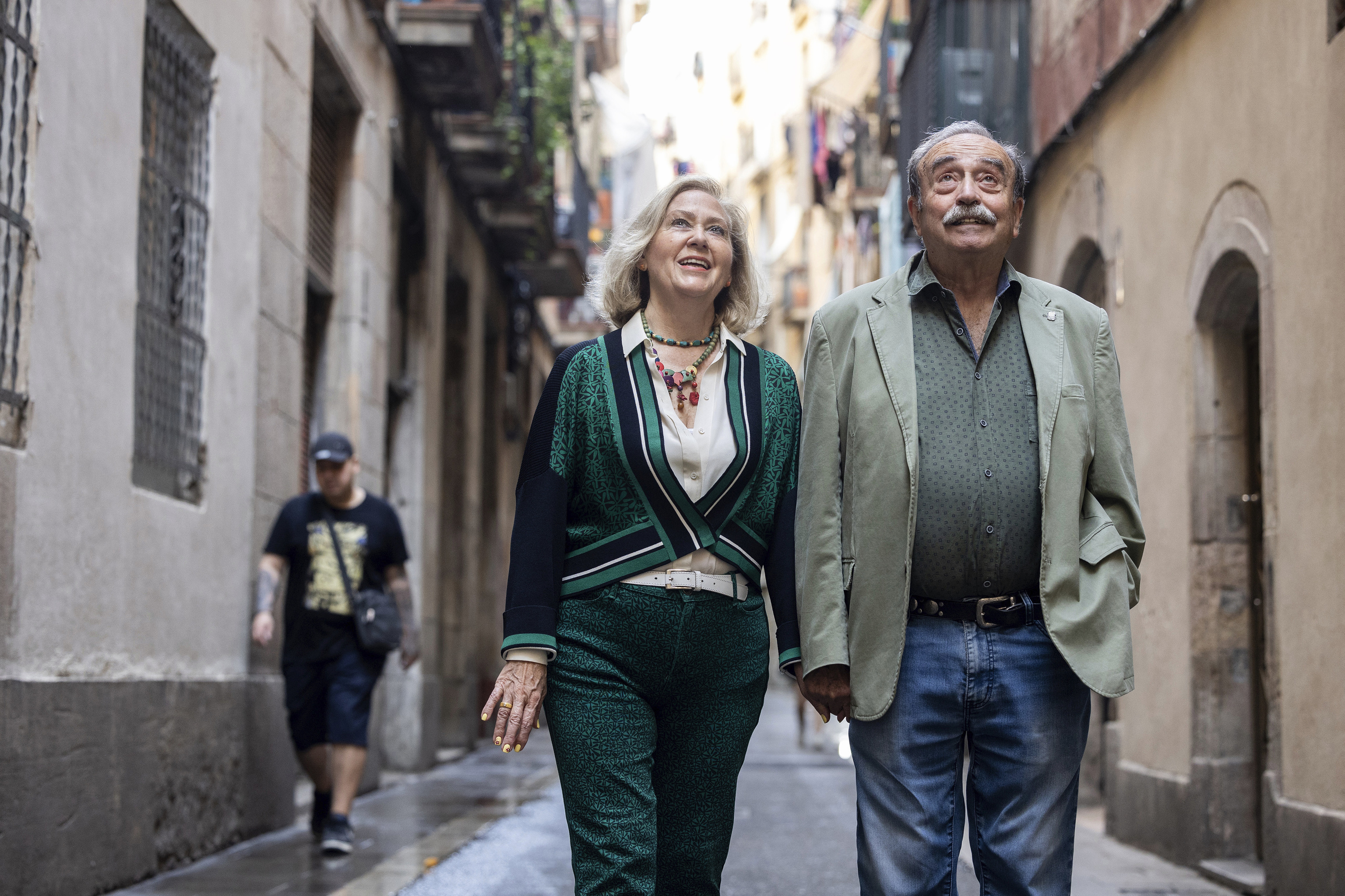 J�lia y Ferran, due�os de un bar centenario que inspira la serie 'Ravalear'.
