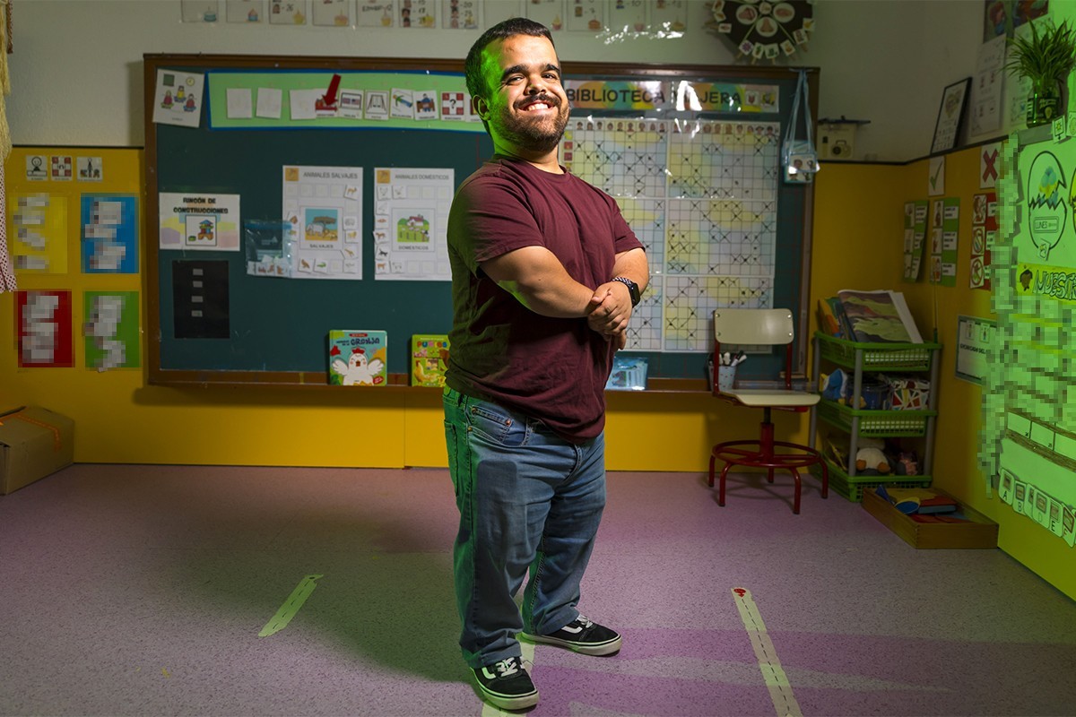 Carlos, maestro de Infantil, posando en su colegio..