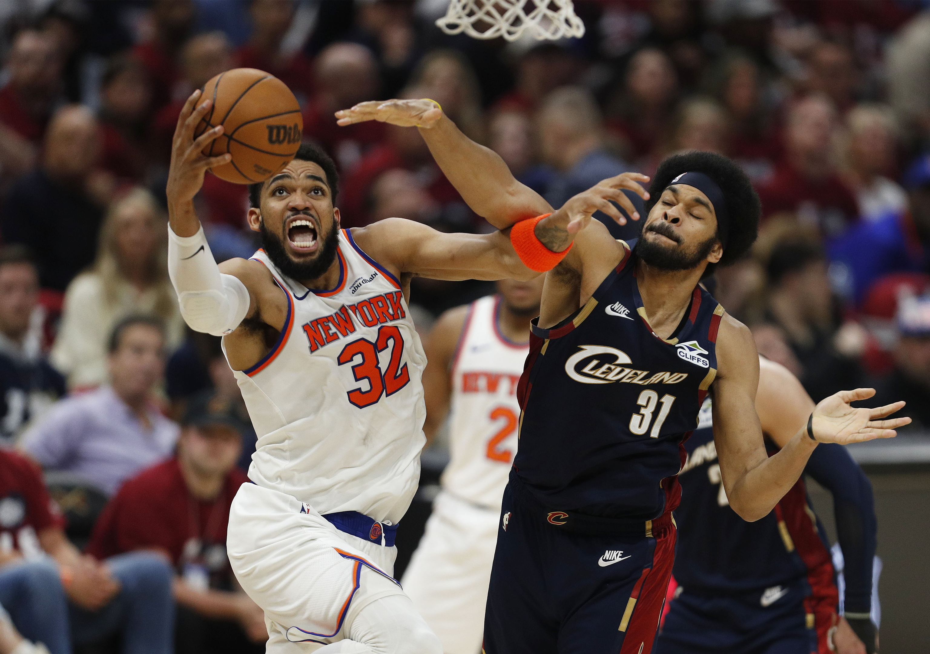 Karl-Anthony Towns entra a canasta ante la oposici�n de Jarrett Allen.