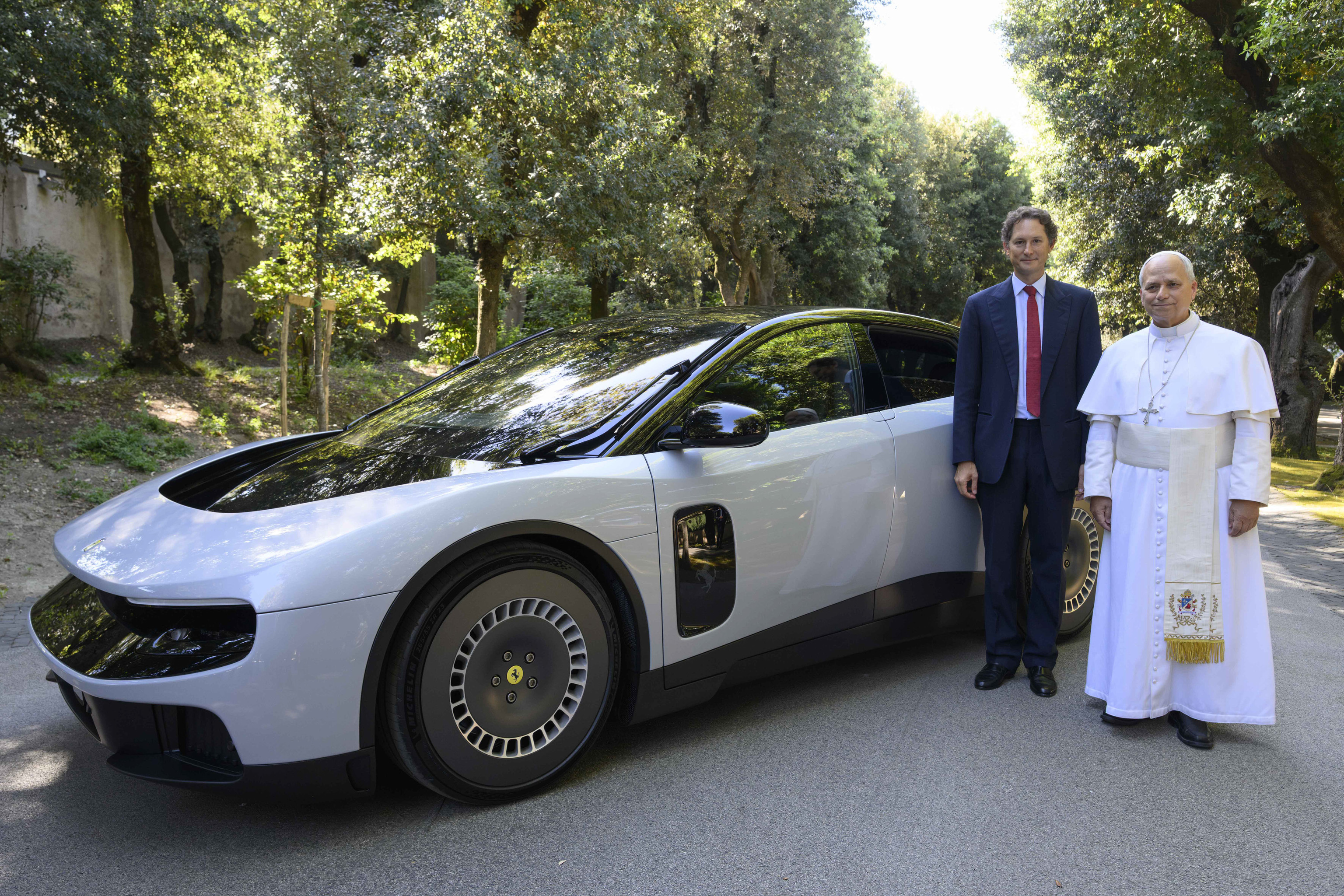 El presidente de Ferrari, John Elkann (i), muestra al Papa Le�n XIV (d) el Ferrari Luce este martes.