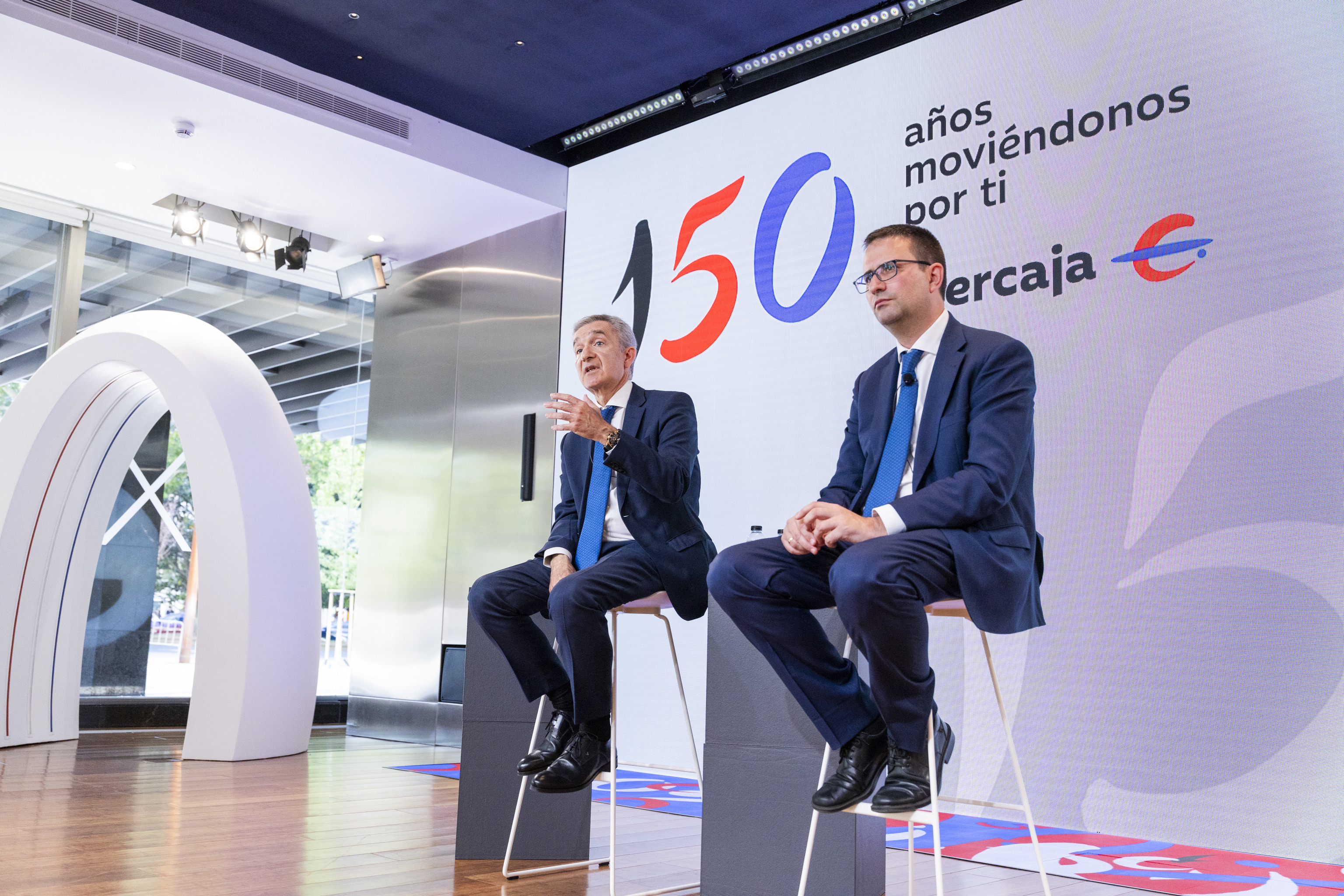 El consejero delegado de Ibercaja, V�ctor Iglesias (i), en Zaragoza.