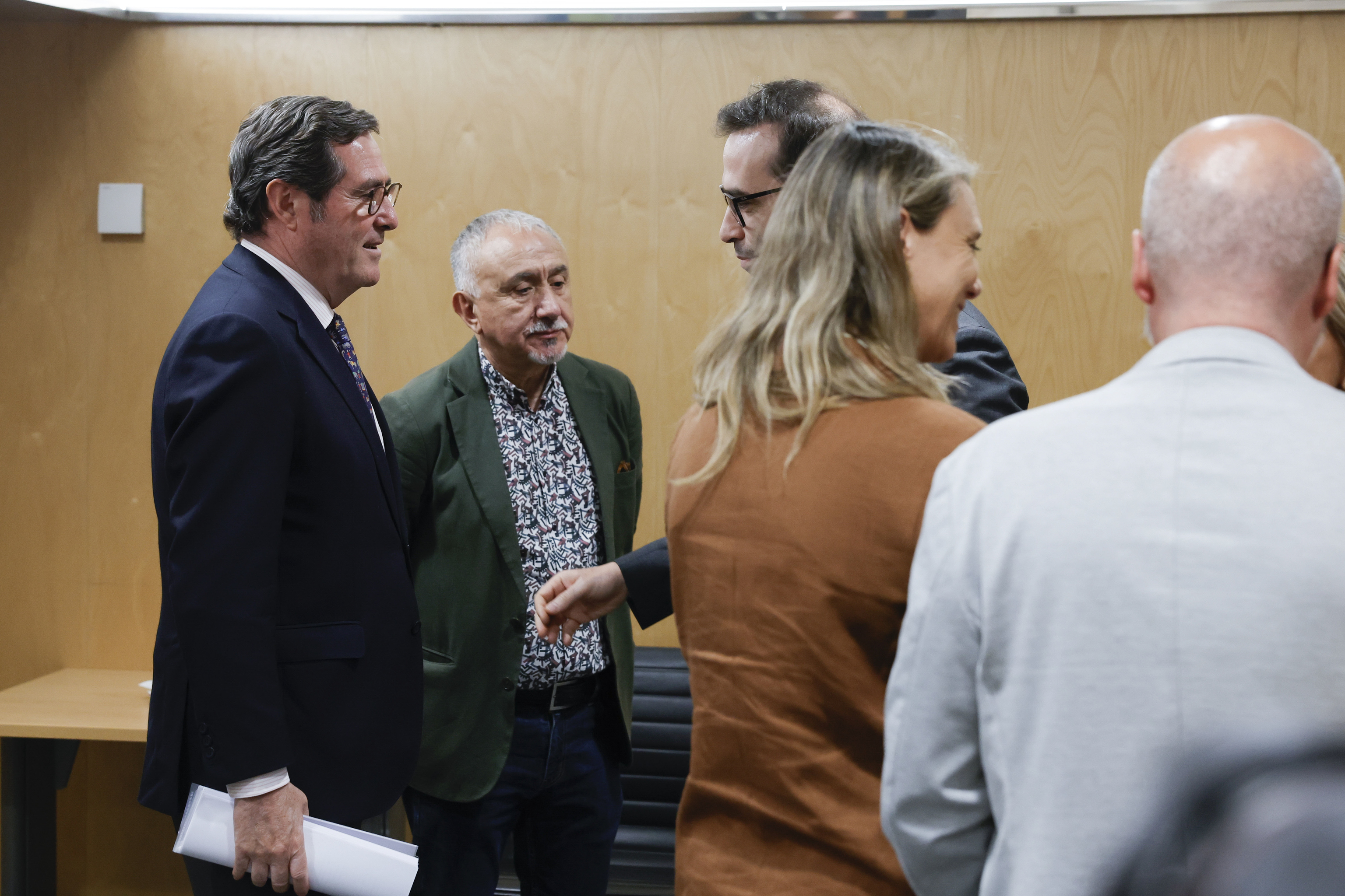 Antonio Garamendi, presidente de la CEOE, y Pepe �lvarez, secretario general de UGT, charlando este lunes con el ministro de Econom�a, Carlos Cuerpo.