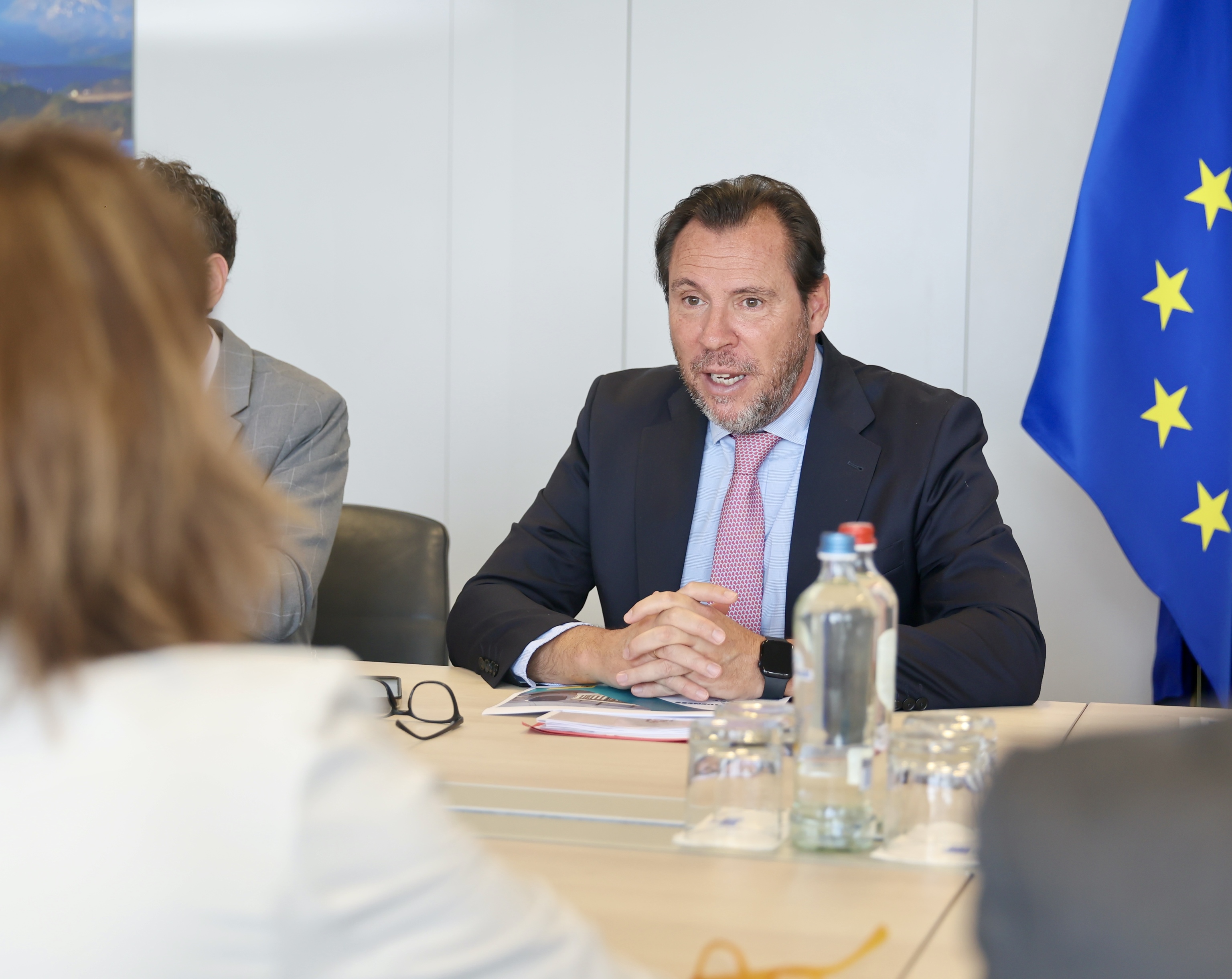 El ministro de Transporte y Movilidad Sostenible, �scar Puente, este mi�rcoles en Bruselas con la vicepresidenta de la Comisi�n, Teresa Ribera.