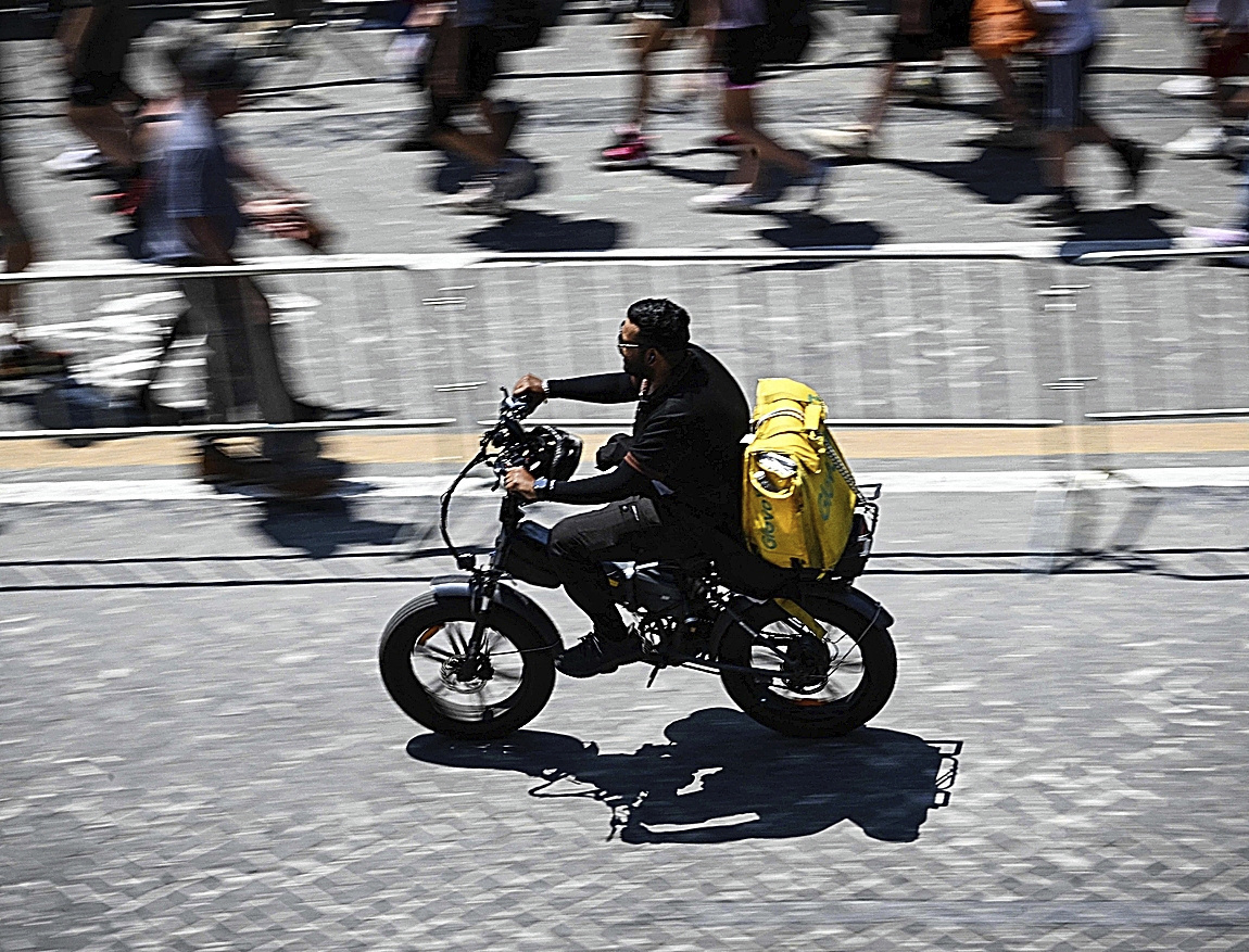 Un repartidor de Glovo circulando en bicicleta
