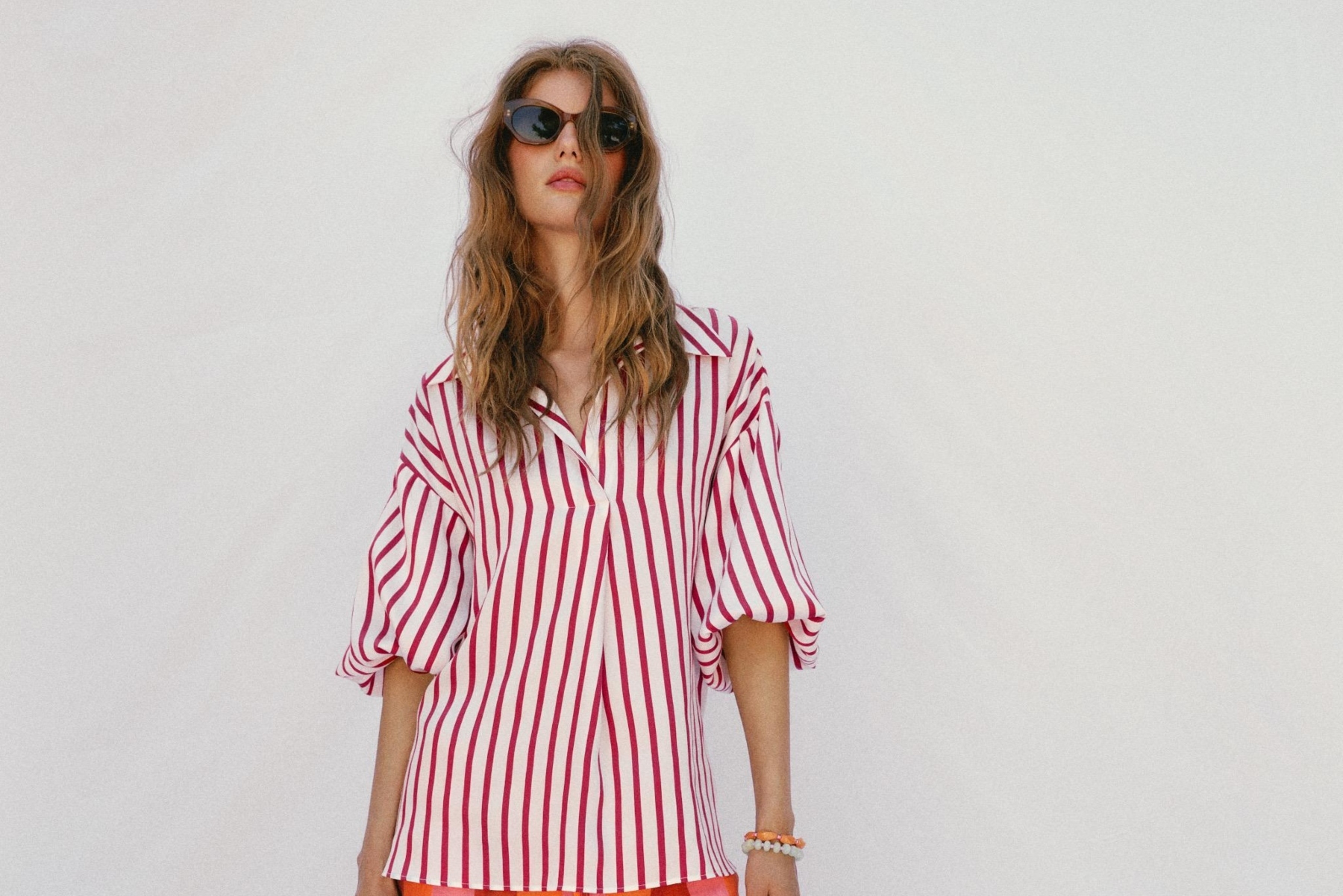 C�mo vestir bien a los 50: Zara tiene estas prendas de nueva colecci�n de verano llenas de color y elegancia y que son pura tendencia