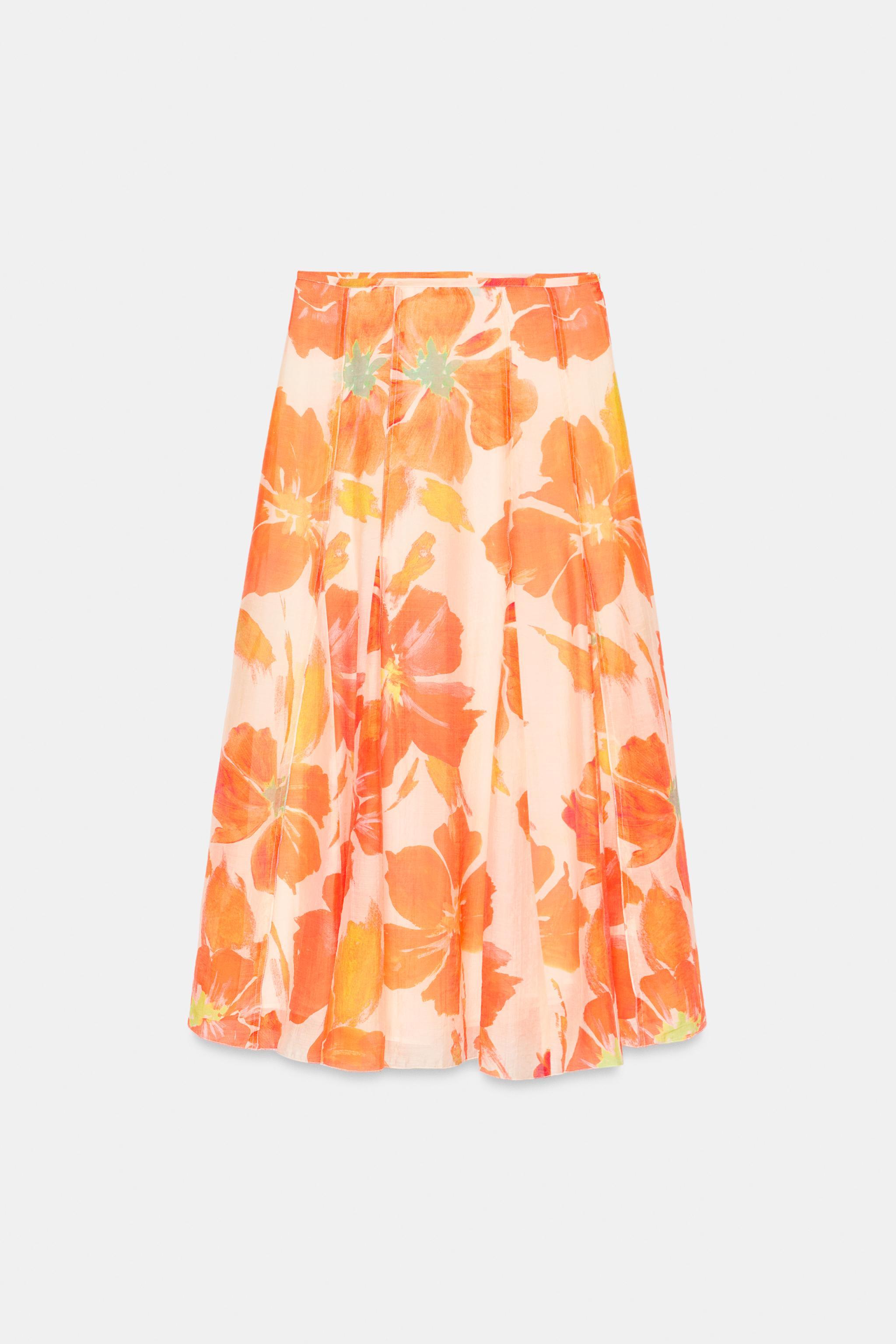 C�mo vestir bien a los 50; Zara tiene estas prendas de nueva colecci�n de verano llenas de color y elegancia y que son pura tendencia: falda midi de flores