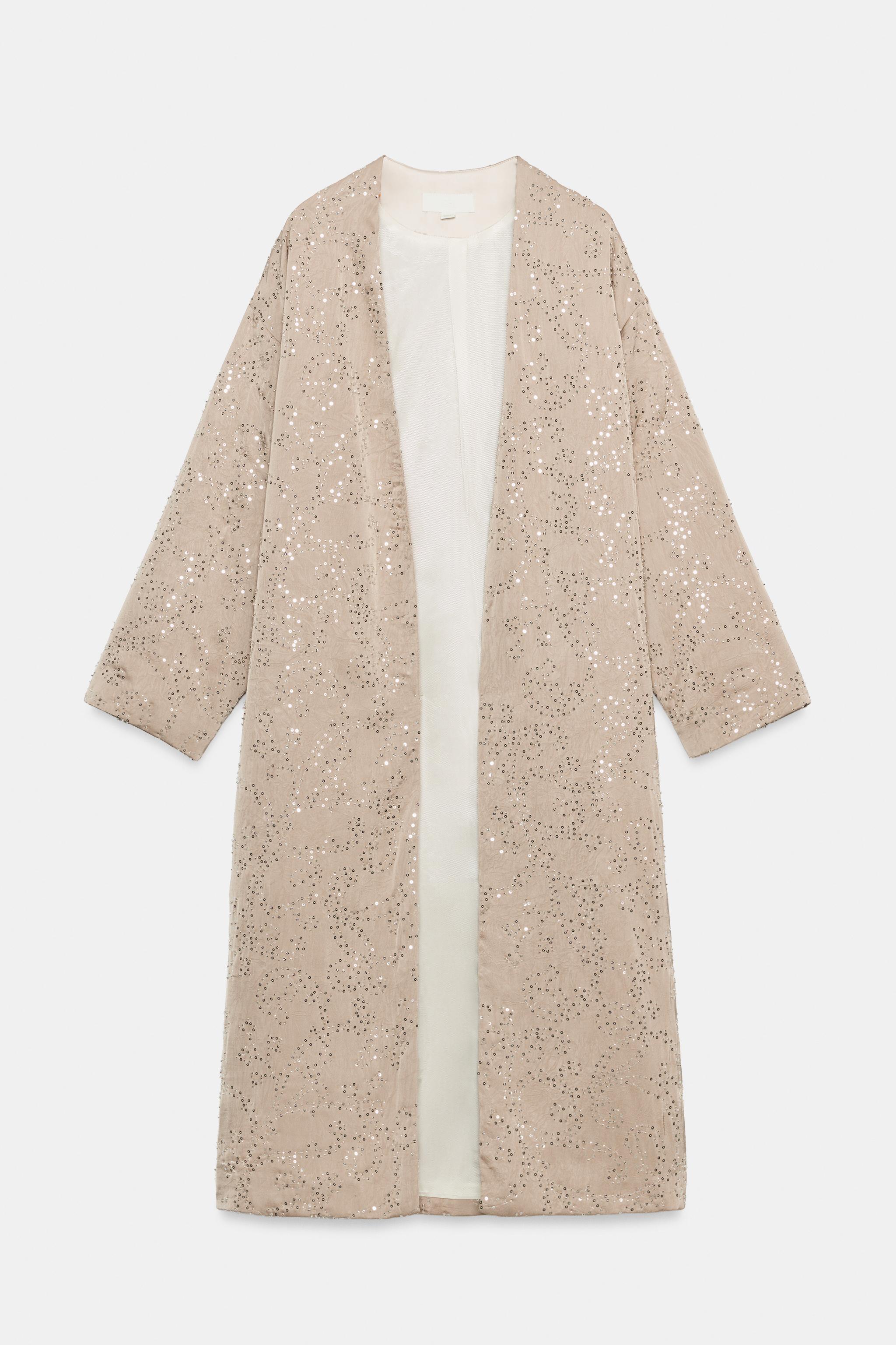 C�mo vestir bien a los 50; Zara tiene estas prendas de nueva colecci�n de verano llenas de color y elegancia y que son pura tendencia: kimono de lentejuelas