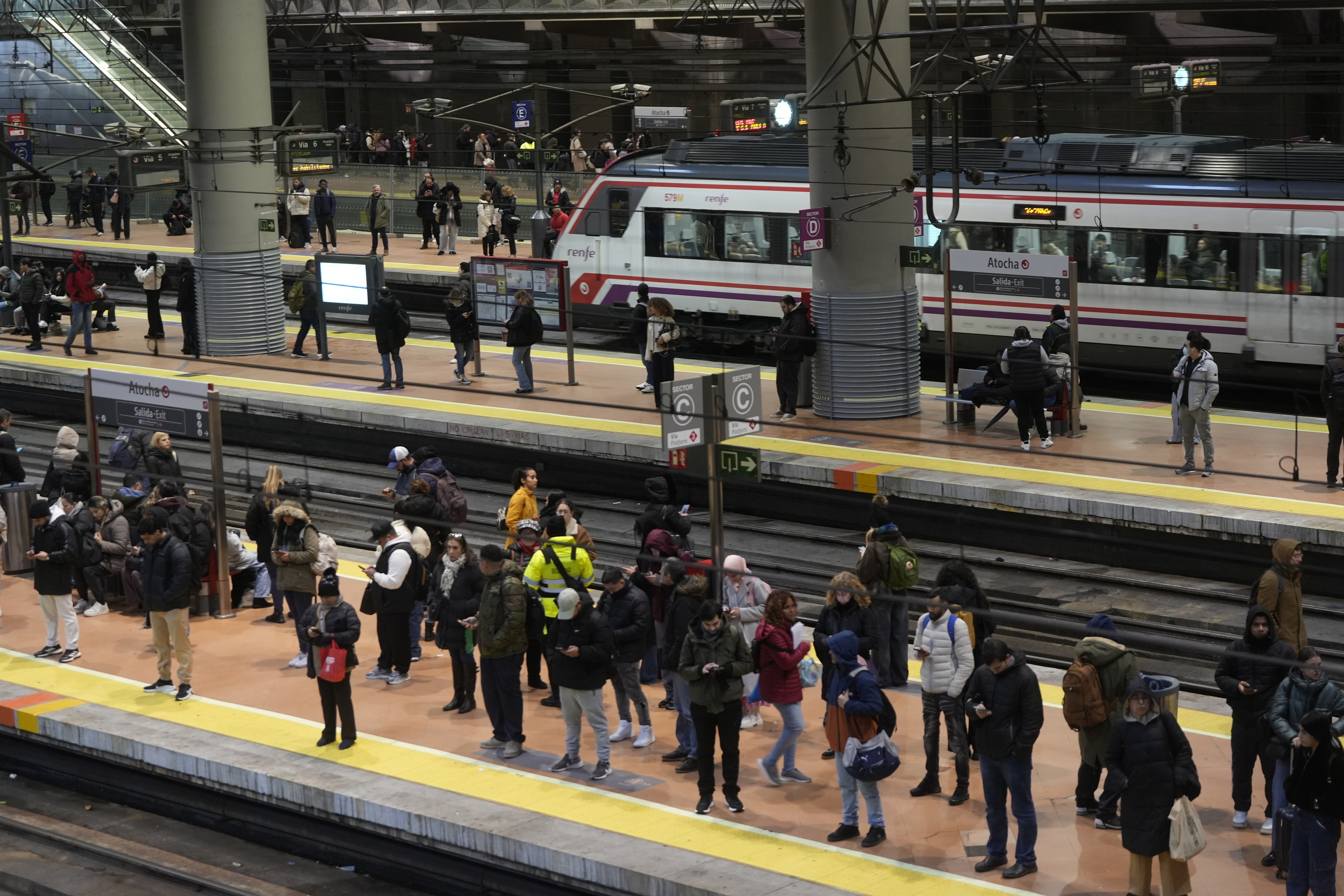 Viajeros en la estaci�n de Atocha de Madrid