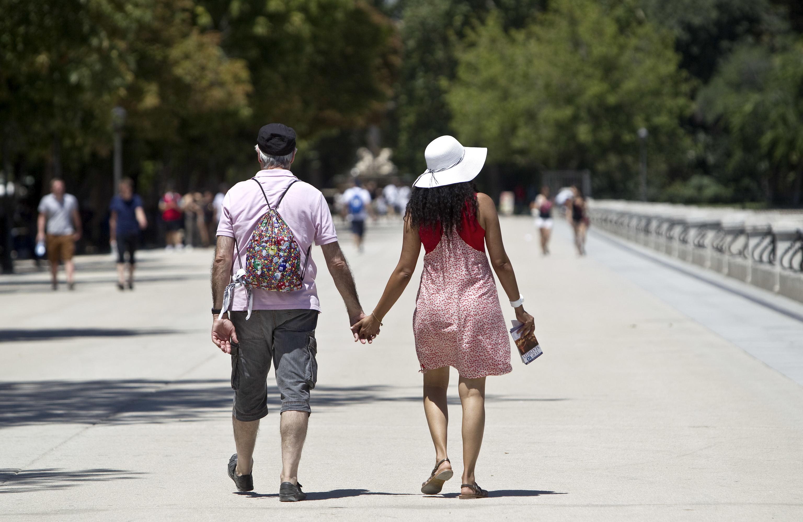 Una pareja pasea en el parque de El Retiro.