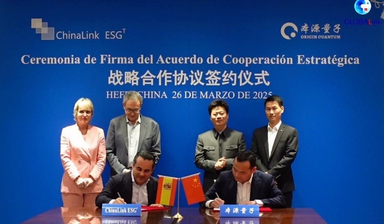 Zapatero, Javier Romero y Carme Artigas durante la firma del acuerdo de colaboraci�n con Origin Quantum en marzo de 2025.