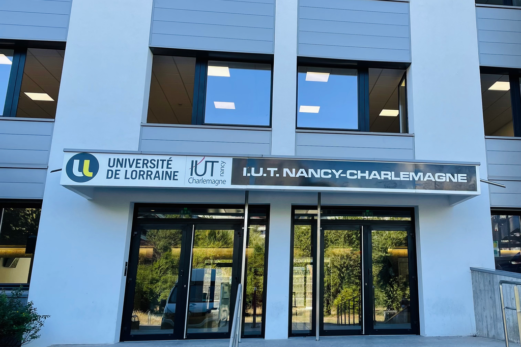 porte d'entrée de l'IUT Charlemagne