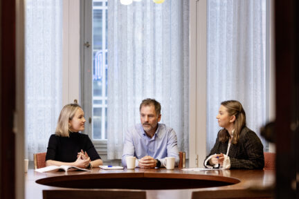 Hanna (ADA), Michael (SØ) og Ingrid (ADA) i møte