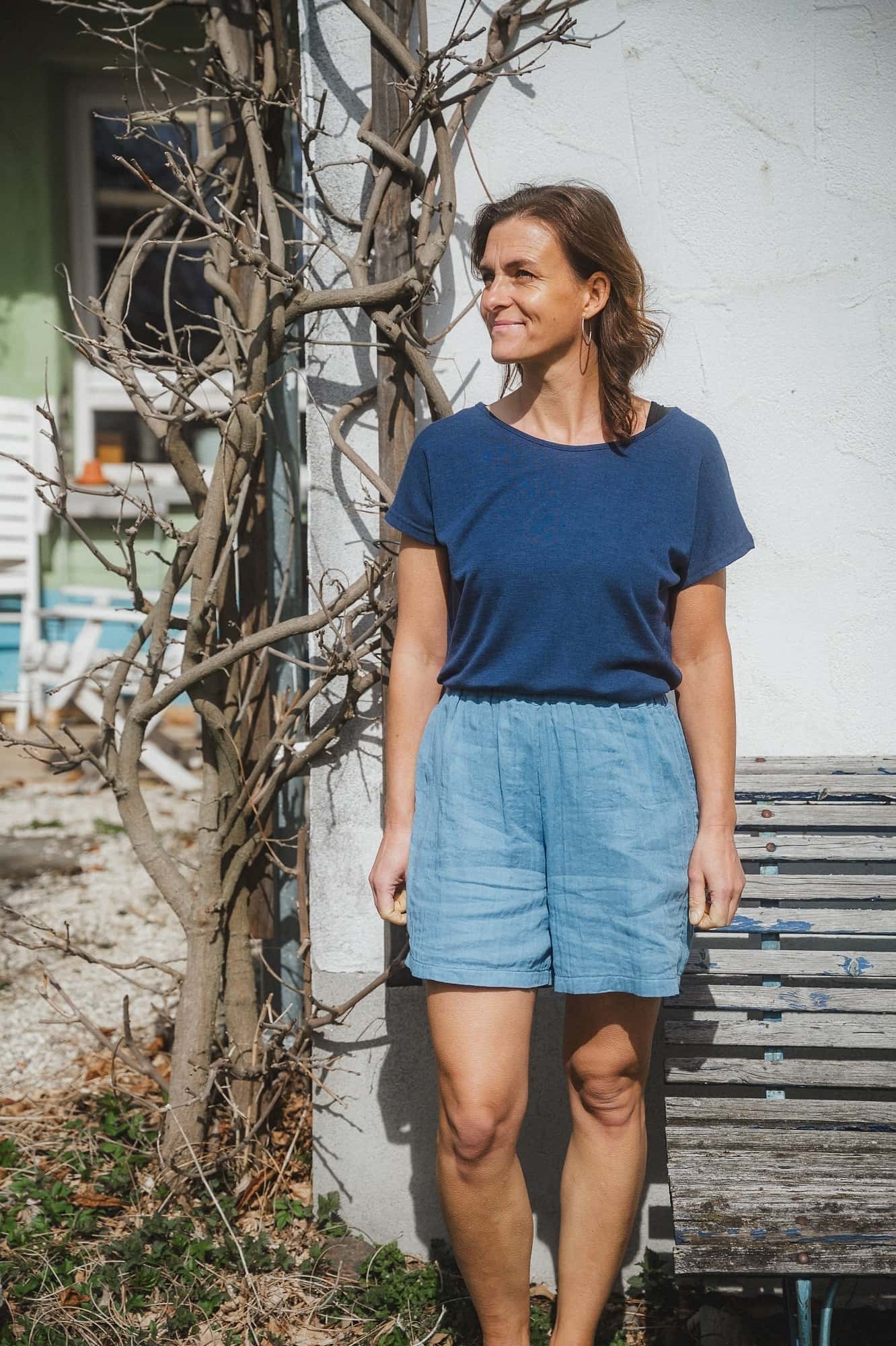 Damenshorts aus Bio-Baumwoll-Musselin Frau trägt blaues Shirt und blaue Shorts aus Bio-Baumwoll-Musselin (kbA) vom Finkhof