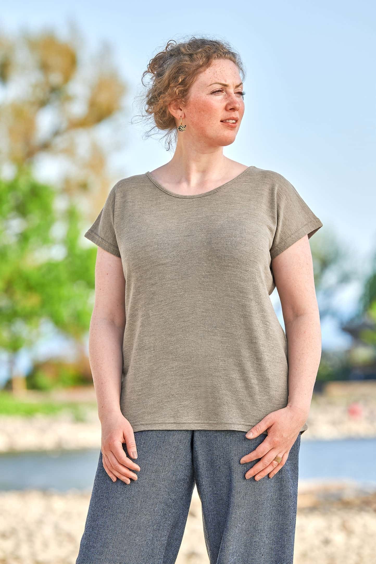 Damen-Oversize Shirt aus Wolle-Seide mit Bio-Fasern Frau trägt walnussbraunes Oversize Shirt aus Bio-Wolle und Seide