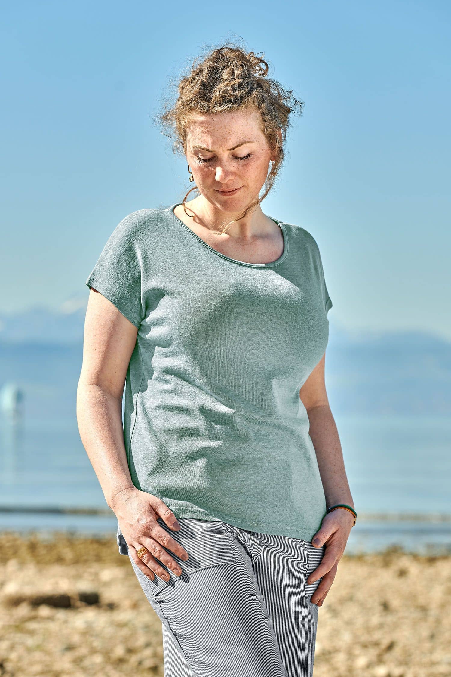 Damen-Oversize Shirt aus Wolle-Seide mit Bio-Fasern Frau trägt ein pastellblaues Oversize Shirt aus bio Wolle (kbT) und Seide