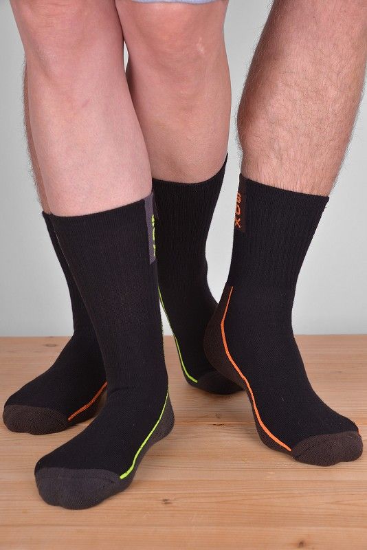 Sportsocke lang aus Bio-Baumwolle lange Sportsocken aus bio Baumwolle (kbA), Polyamid und Elasthan getragen in beiden Farben an vier Füßen