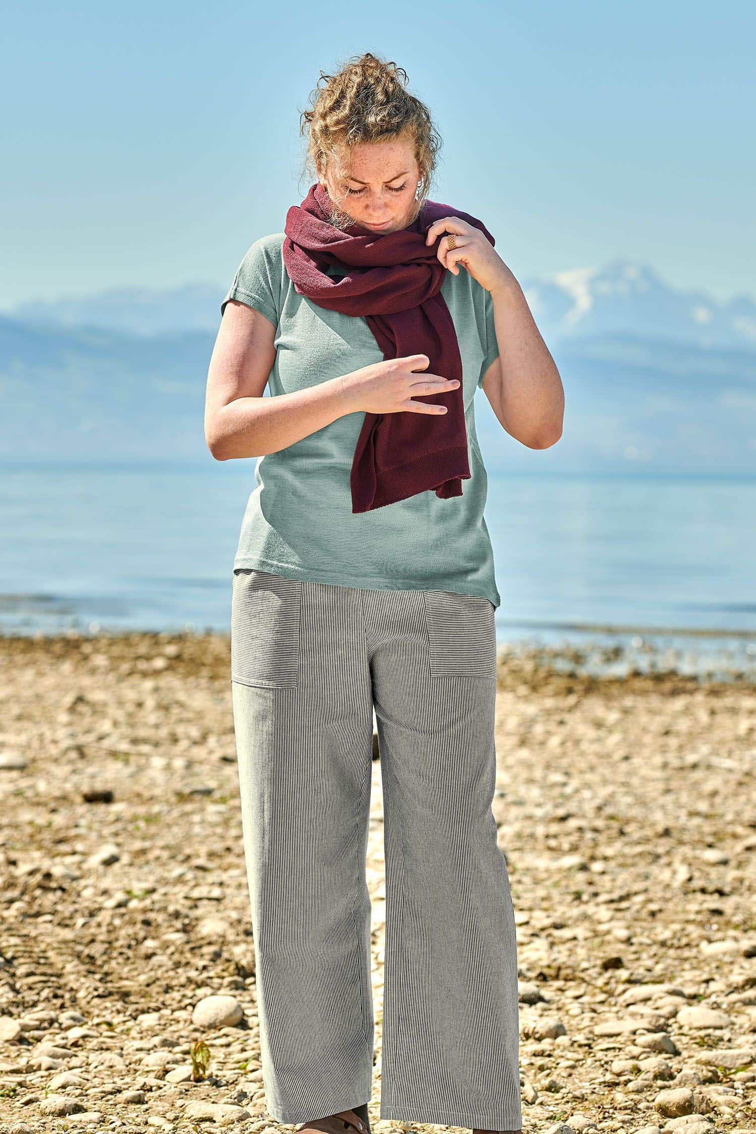 Damen-Baumwollhose aus reiner Bio-Baumwolle Frau trägt eine blau weiße Stoffhose aus bio Baumwolle (kbA) vom Finkhof mit blauem Shirt und rotem Schal