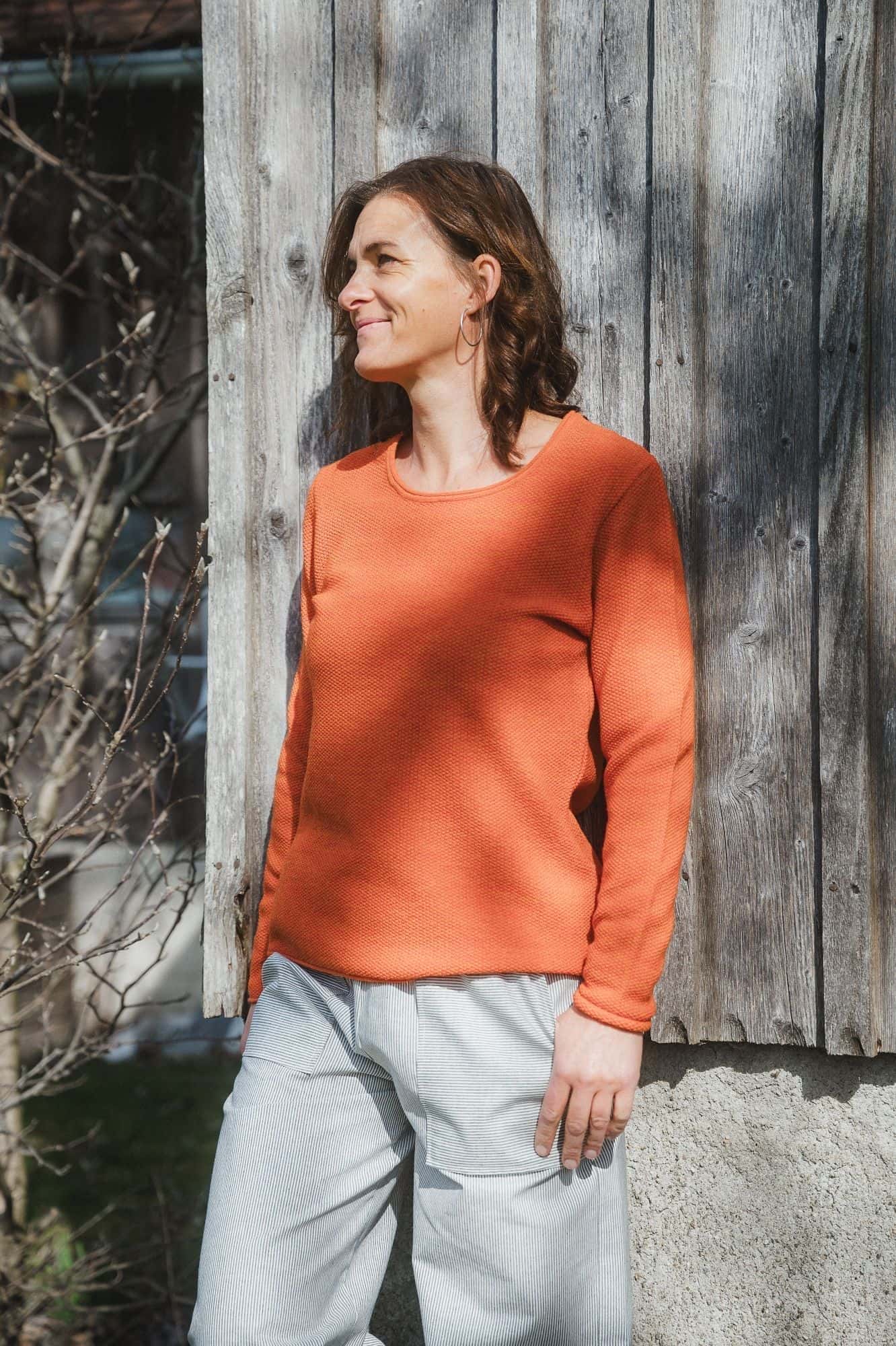 Wollshirt Perle aus reiner Bio-Schurwolle Frau trägt Bio Wollshirt Perle orangemeliert